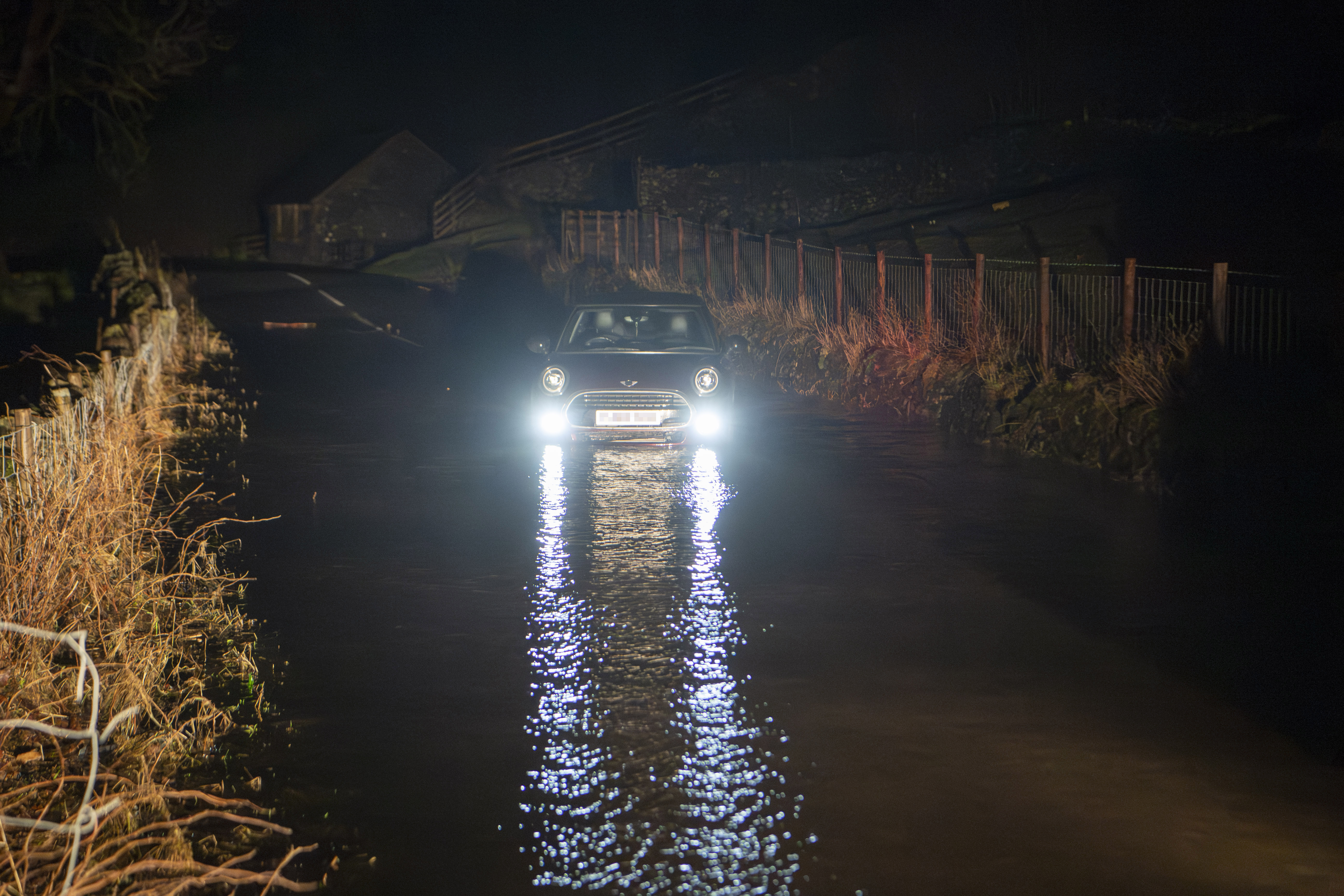 Aufgrund der starken Überschwemmungen in Cumbria mussten Autofahrer ihre Autos zurücklassen