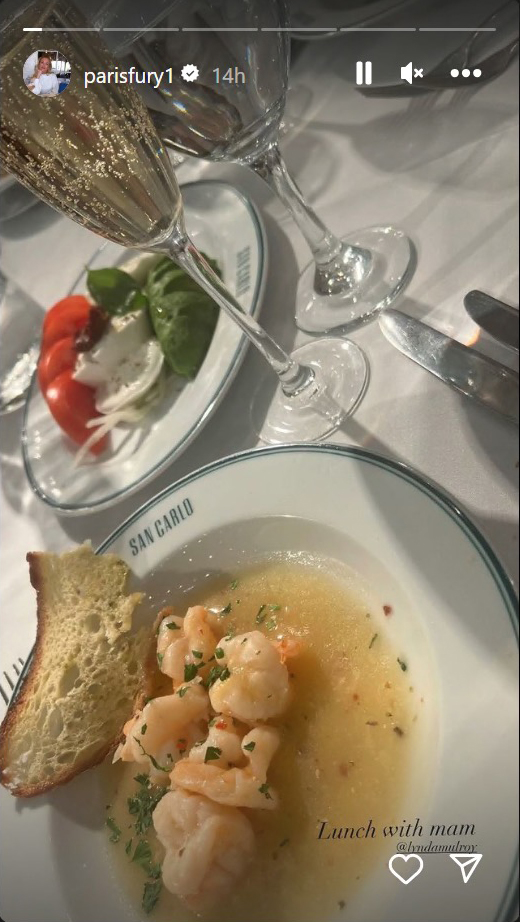 Paris und ihre Mutter feierten ein köstliches Festmahl im San Carlo