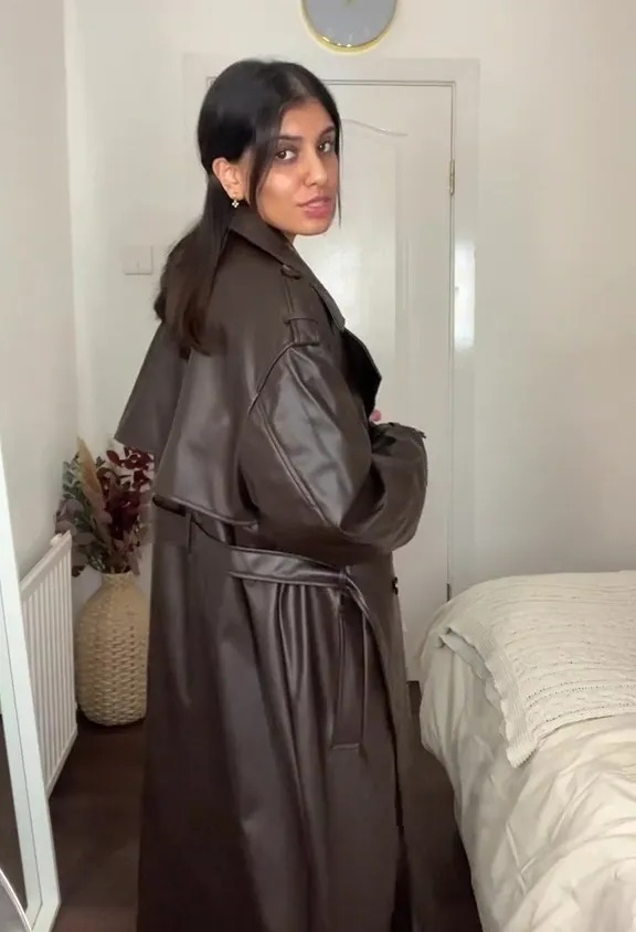 Die 25-jährige Aisha nutzte die sozialen Medien, um ihre neue Jacke zu modeln