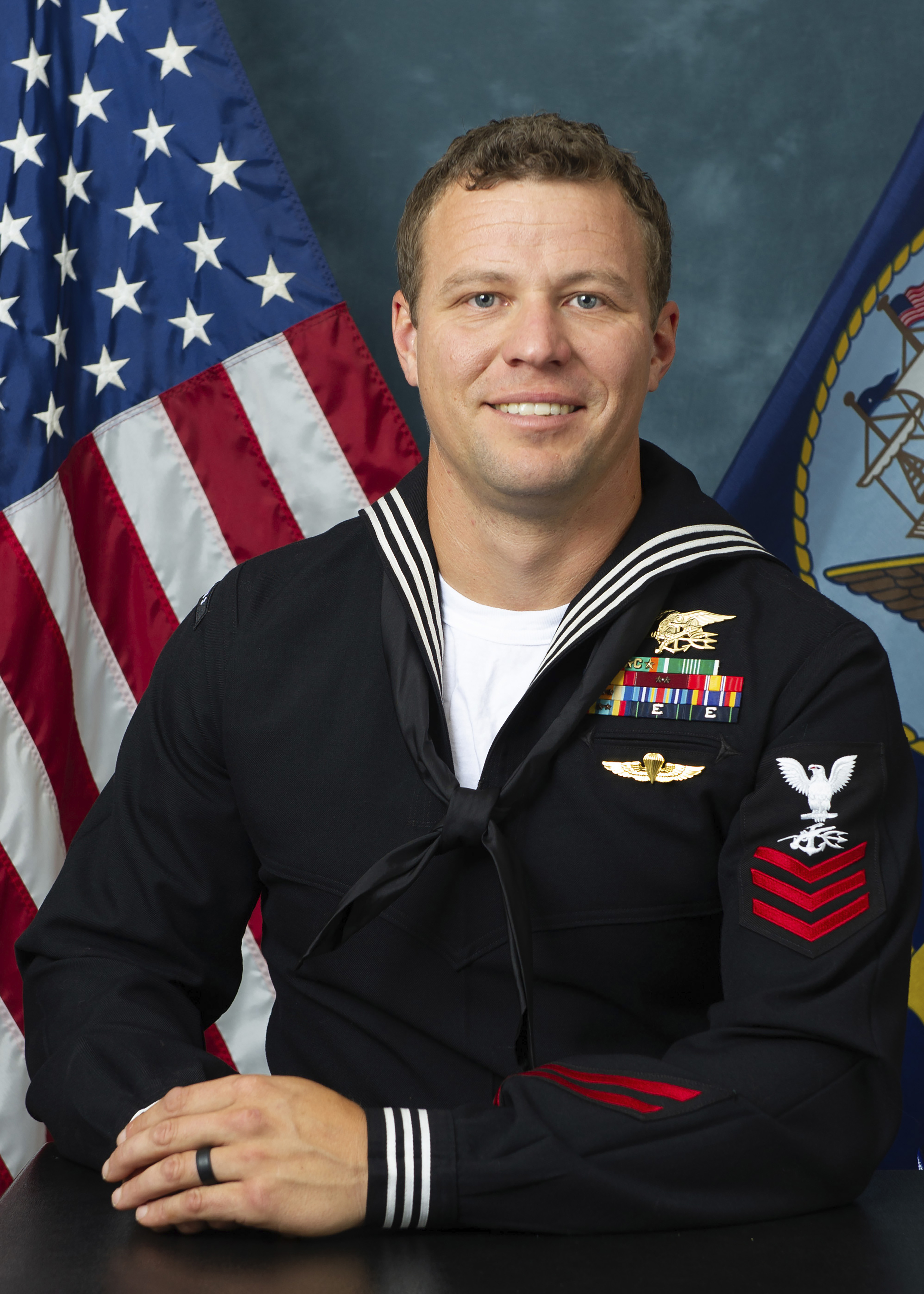 Navy Special Warfare Operator 1st Class Christopher J. Chambers sprang ein, um Ingram zu retten, aber beide Männer wurden von ihrer schweren Ausrüstung erdrückt