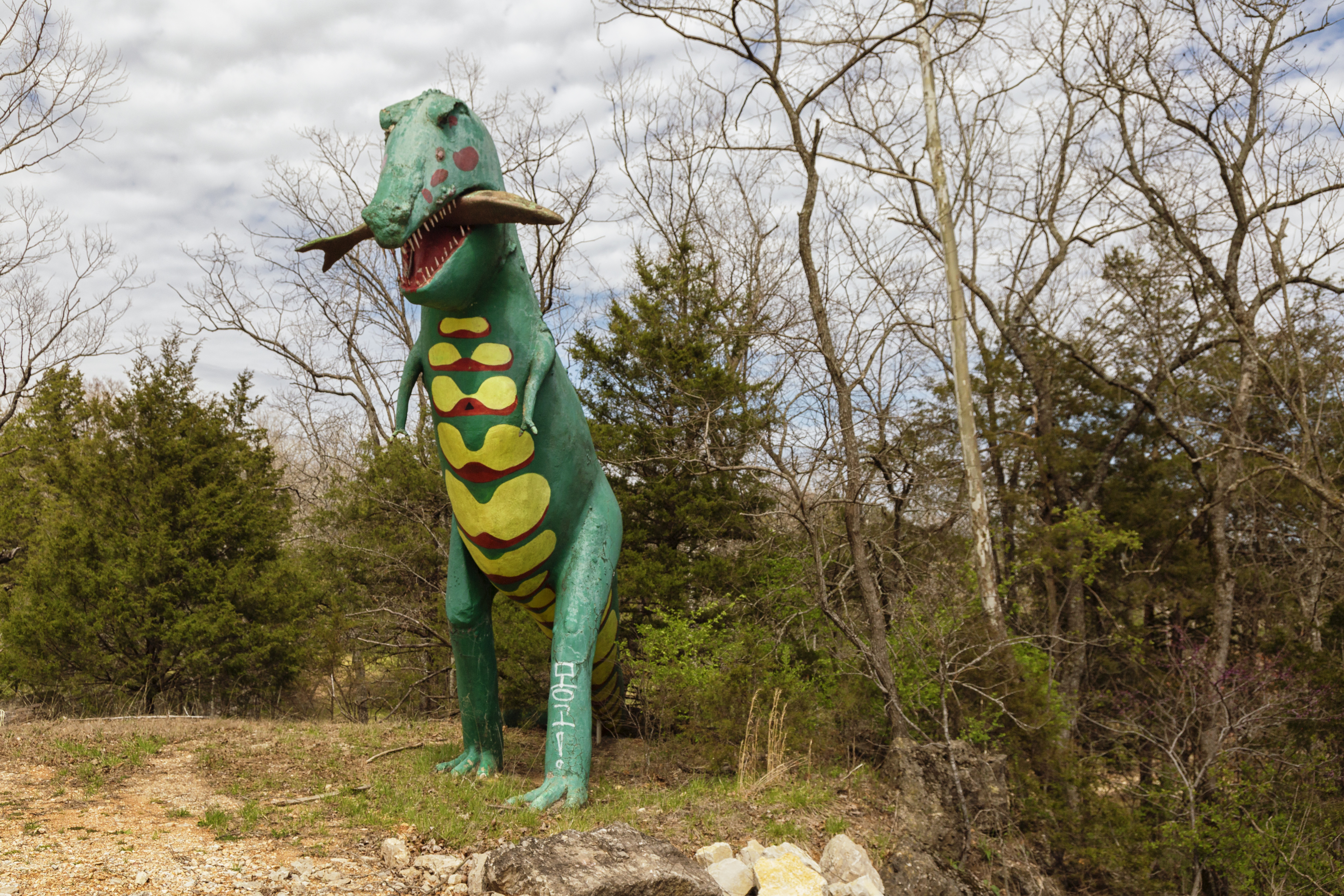 Riesige Dinosaurier sind überall in der Landschaft verstreut