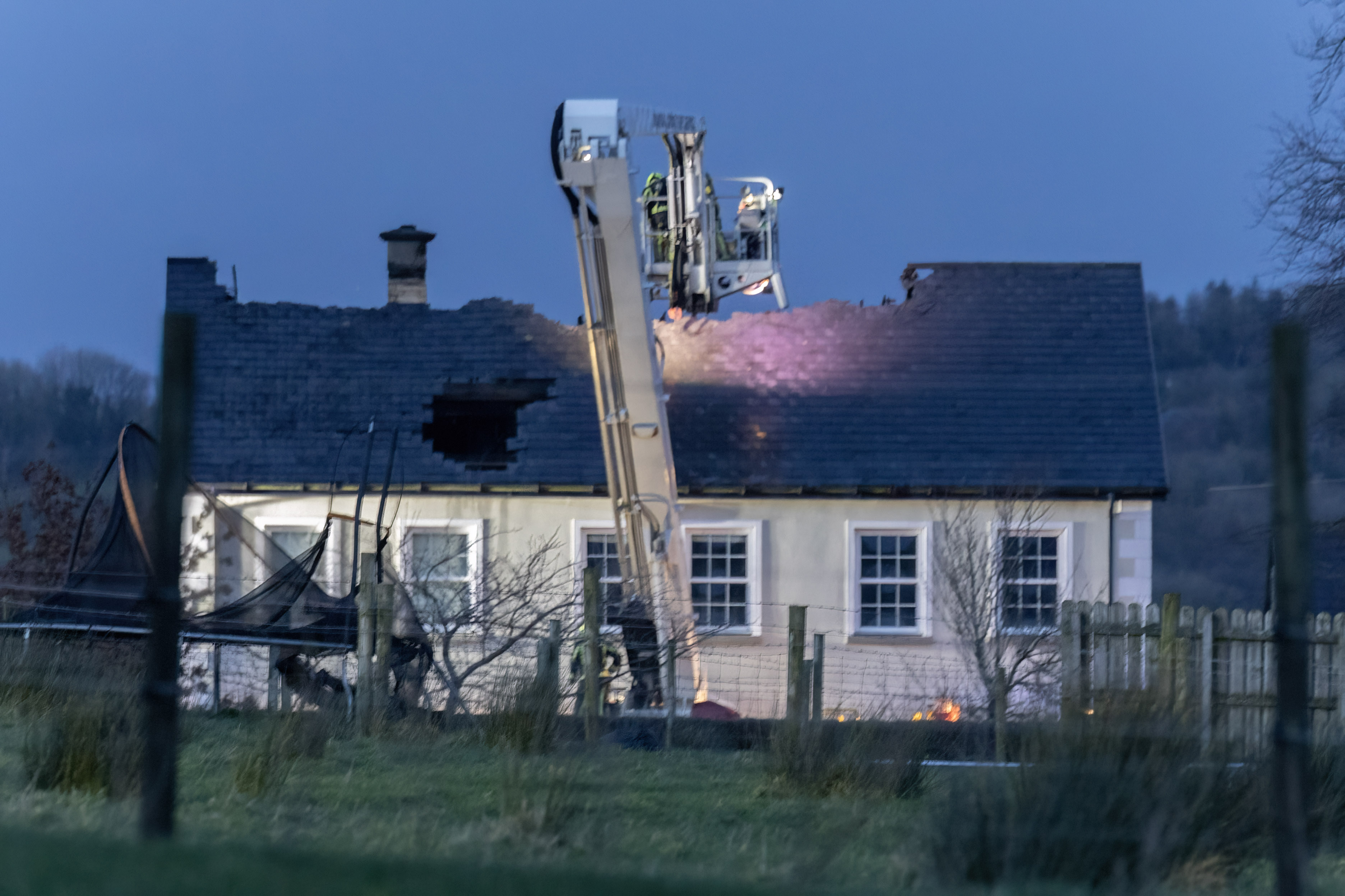 Häuser in Newtoncunningham, Donegal, fingen Feuer, nachdem sie vermutlich vom Blitz getroffen worden waren