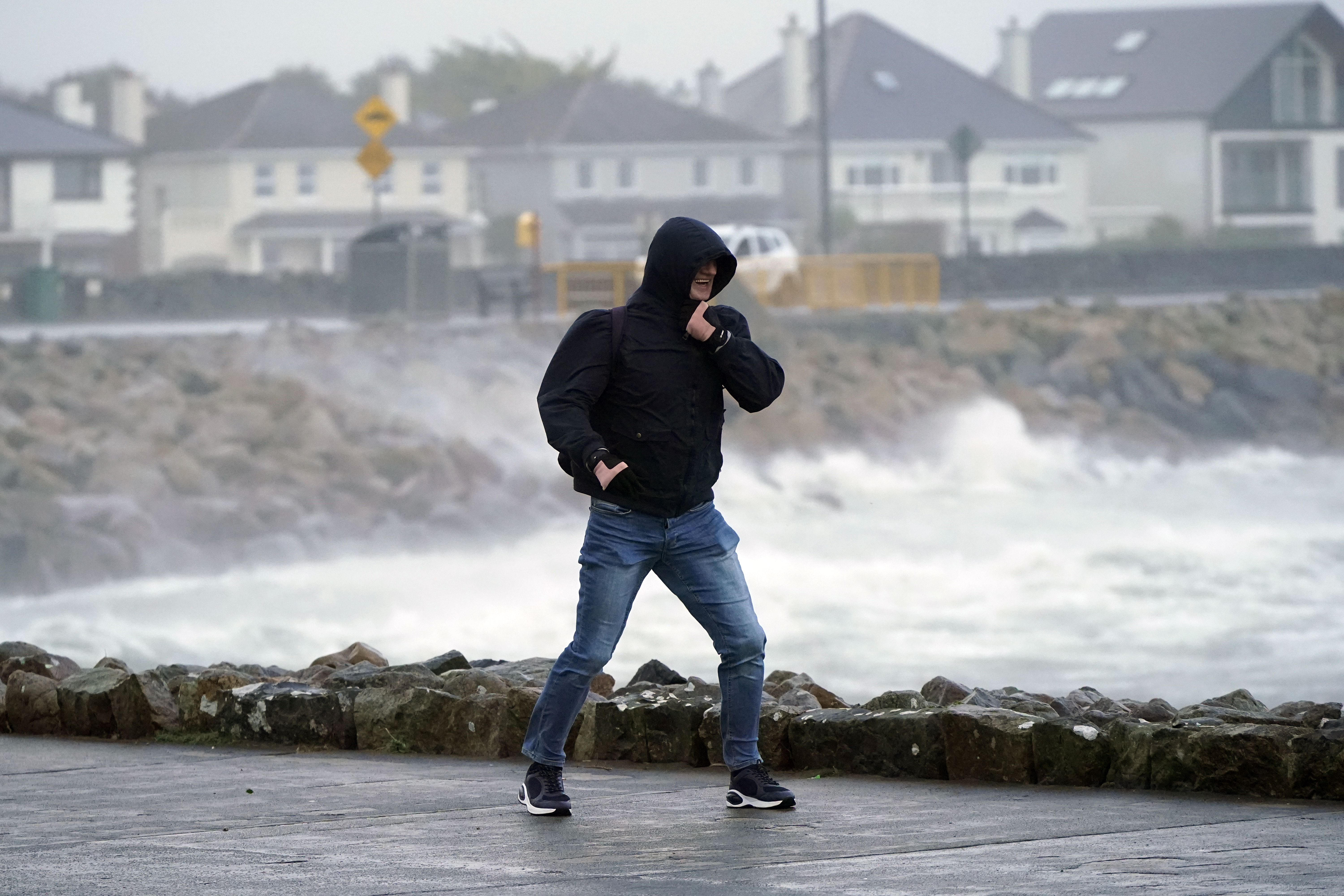 Gestern kämpfte ein Mann in Salthill, Galway, gegen den Wind