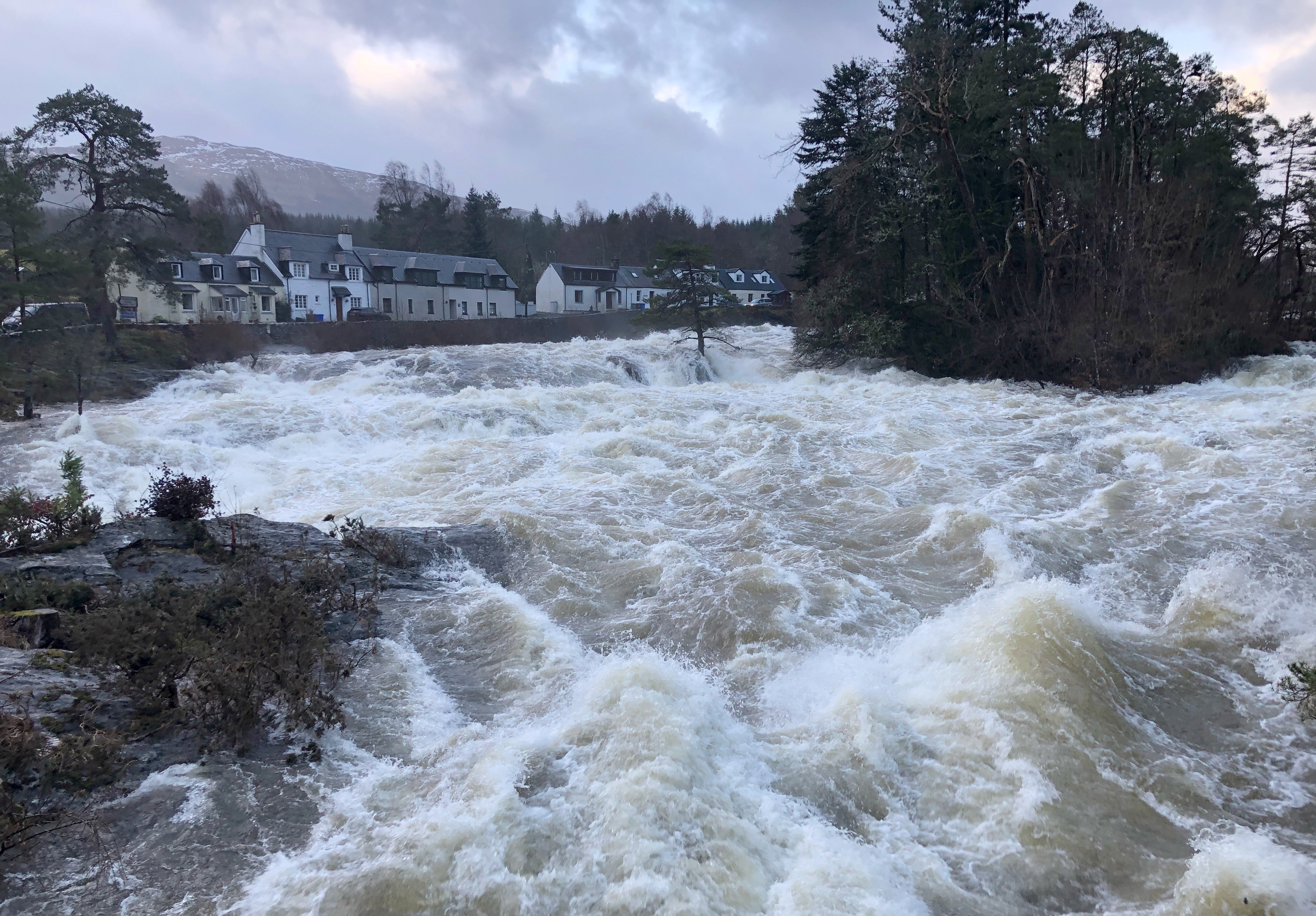 Kabbeliges Wasser an den Falls of Dochart in Killin, Stirling, nachdem der Sturm Isha über Nacht durch das Gebiet geweht hatte