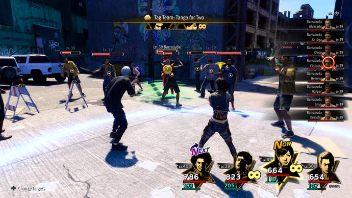 Screenshot aus Like A Dragon: Infinite Wealth, der zeigt, wie man eine Tag-Team-Fähigkeit im Kampf ausrichtet.