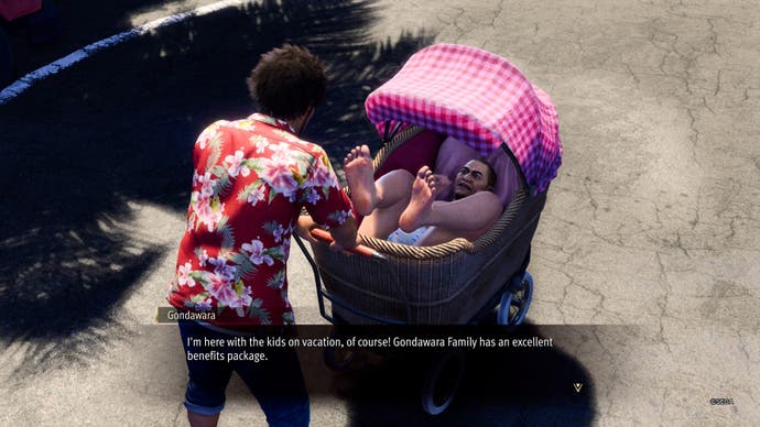 Screenshot aus Like A Dragon: Infinite Wealth, der ein Gespräch mit einem buchstäblichen Mann-Baby in einem Kinderwagen zeigt.