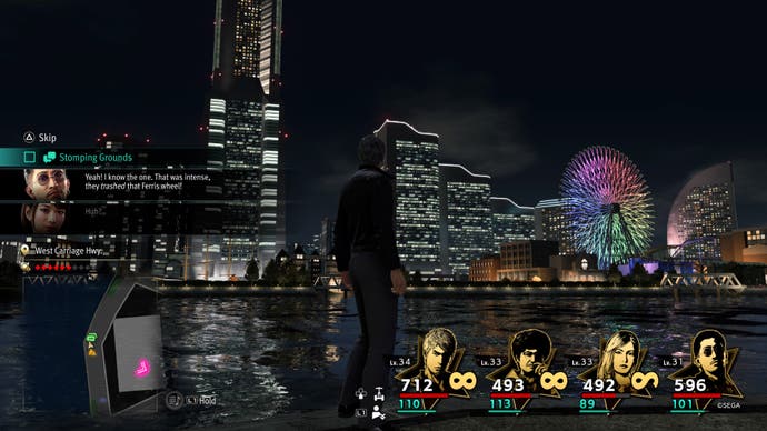Screenshot aus Like A Dragon: Infinite Wealth, der einen Blick über die Schulter auf die Lichter der Stadt und das Riesenrad zeigt.