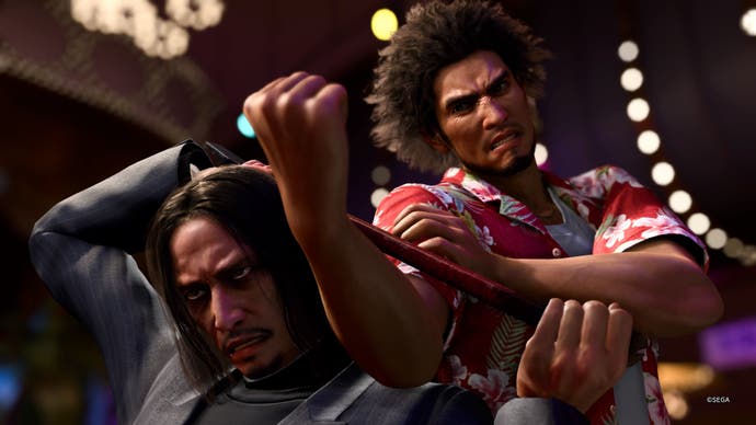In einem Screenshot von „Like A Dragon: Infinite Wealth“ ringt Ichiban mit einem Bandenführer.