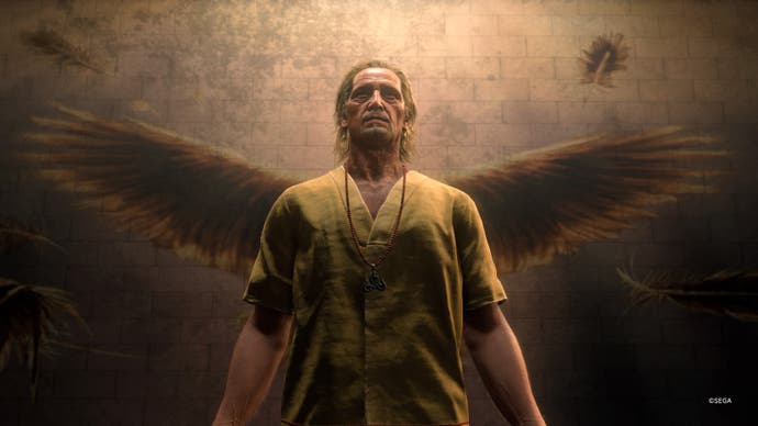 Screenshot aus Like A Dragon: Infinite Wealth, der eine unheilvolle Gestalt zeigt, die mit bemalten Flügeln hinter sich posiert.