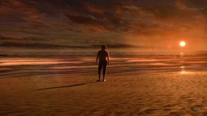 Ichiban blickt in einem Screenshot von Like A Dragon: Infinite Wealth bei Sonnenuntergang auf das Meer.