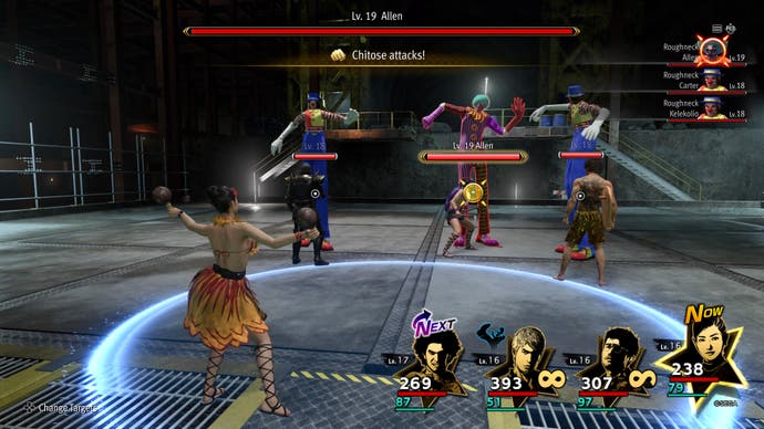 Chitose bereitet sich in einem Screenshot von Like A Dragon: Infinite Wealth darauf vor, lange Clowns anzugreifen.