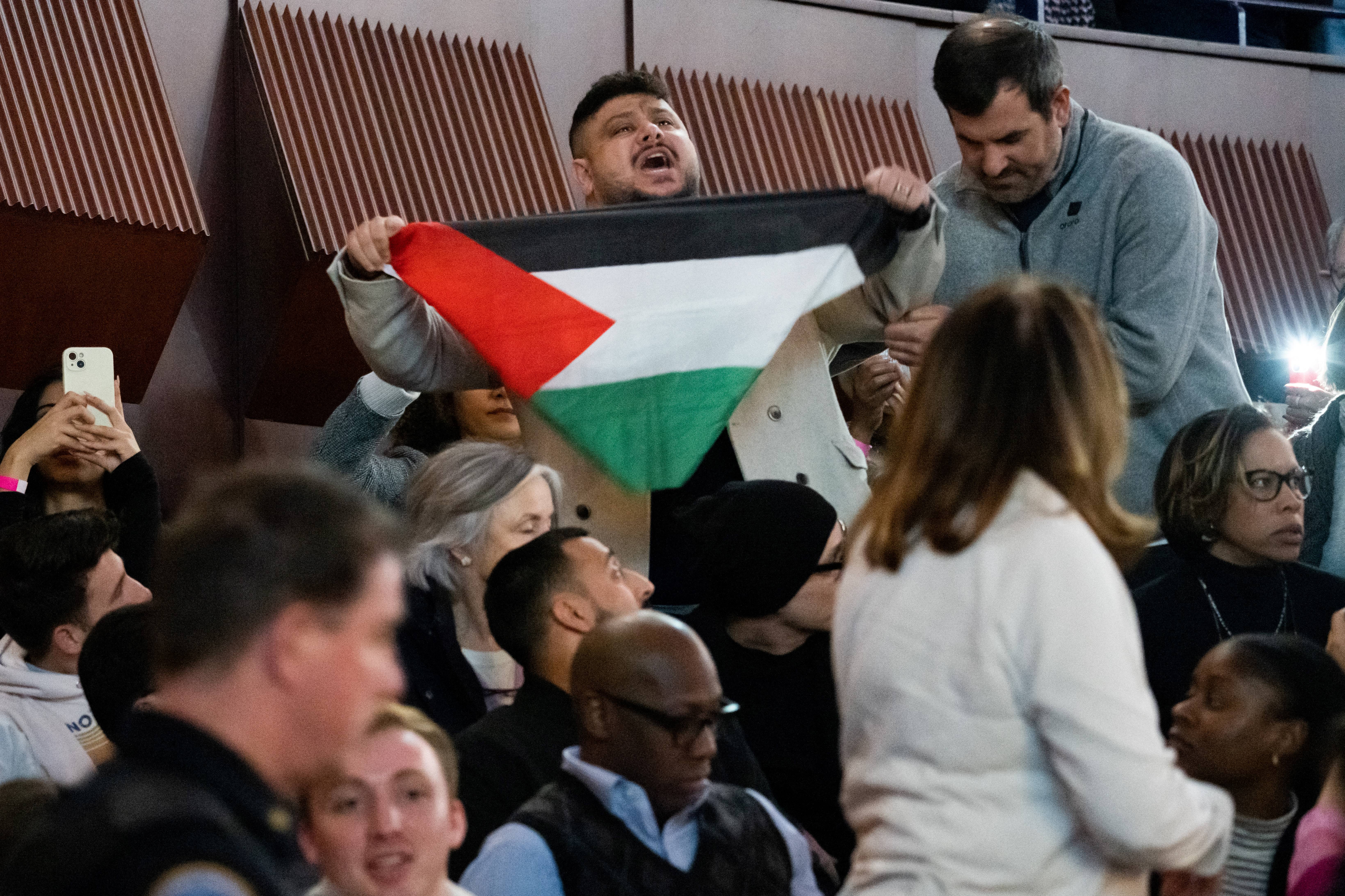 Ein pro-palästinensischer Demonstrant ruft zur Unterstützung von Gaza, während US-Präsident Joe Biden während einer Wahlkampfveranstaltung zur Wiederherstellung von Roe in Virginia spricht