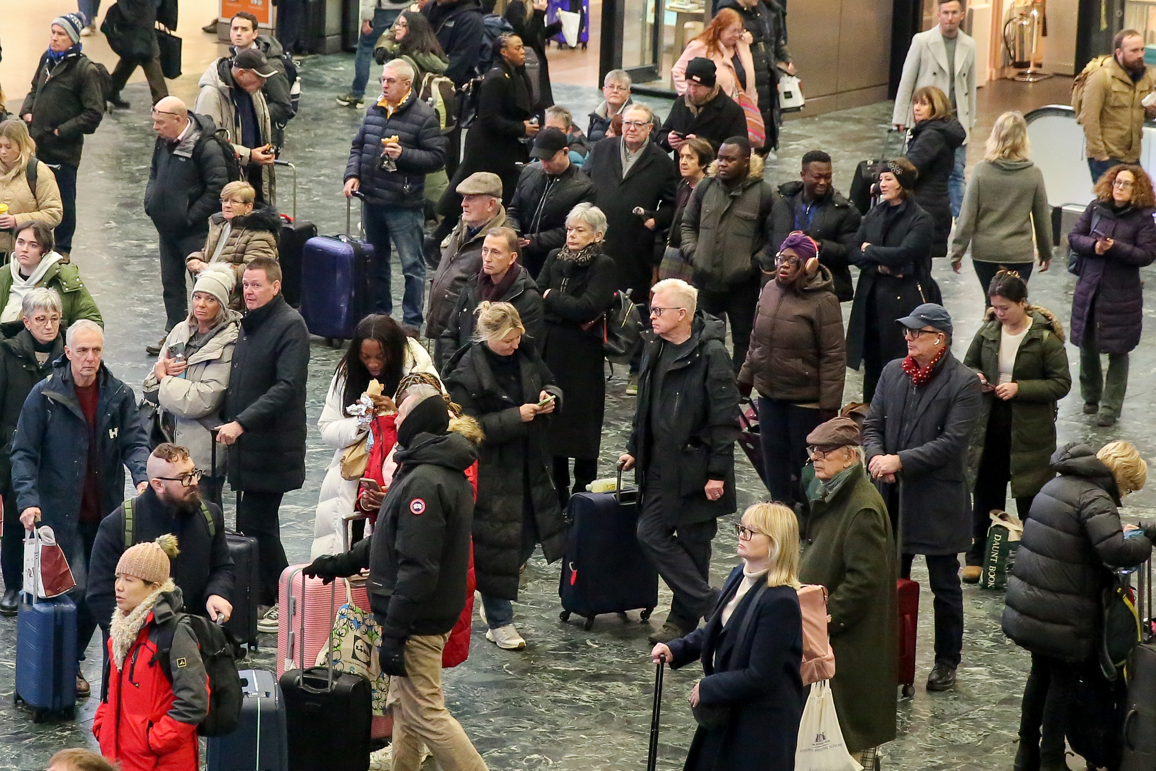Gestrandete Passagiere warten am Bahnhof Euston in London auf Züge
