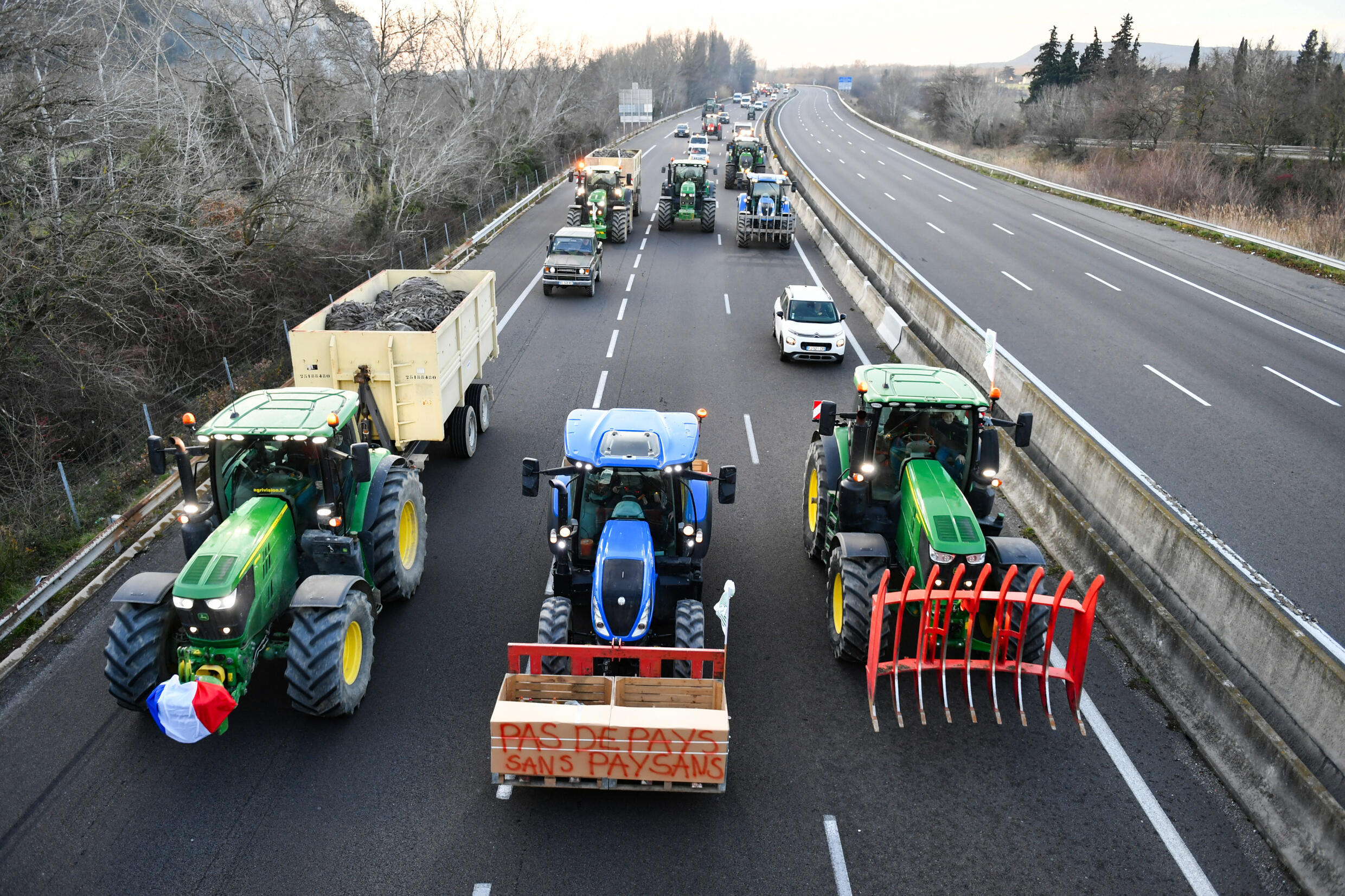 Am 24. Januar 2024 fahren Landwirte mit ihren Traktoren auf einer Autobahn in der Nähe von Orange in Südfrankreich, um gegen Besteuerung und sinkende Einkommen zu protestieren.