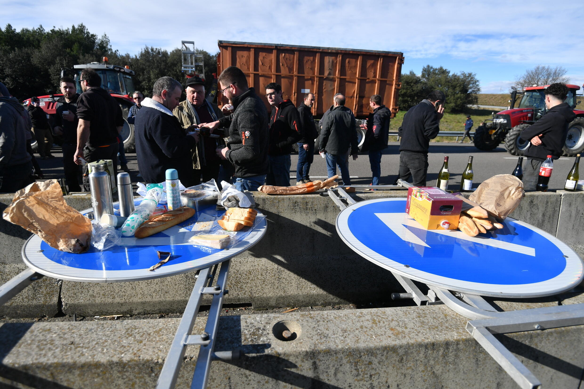 Am 24. Januar 2024 unterbrechen Landwirte ihren Protest zum Mittagessen und nutzen Verkehrsschilder als Tische auf der Autobahn A7 im Südosten Frankreichs