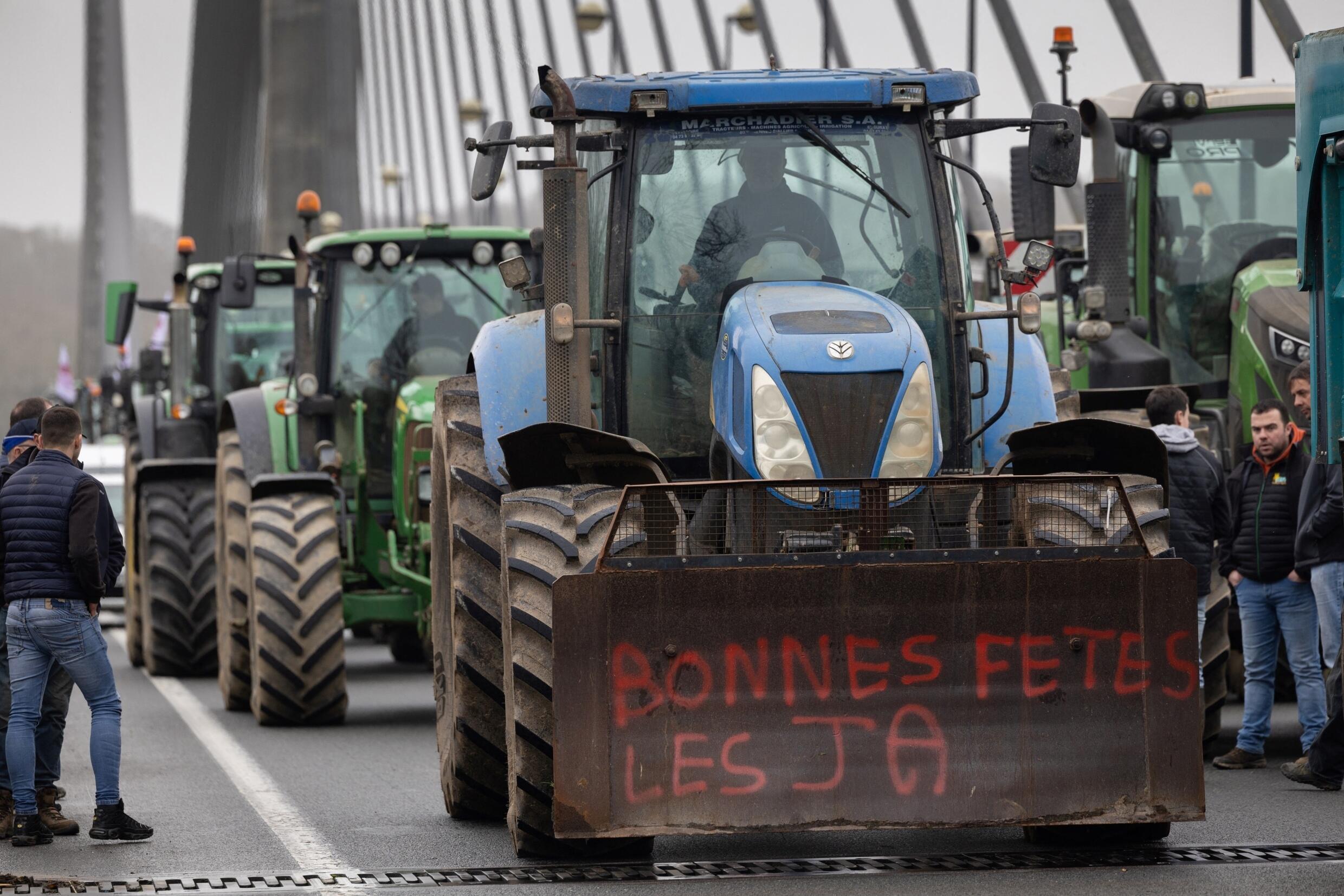 Bauern blockieren am 24. Januar 2024 die Iroise-Brücke in Brest in der westlichen Bretagne.