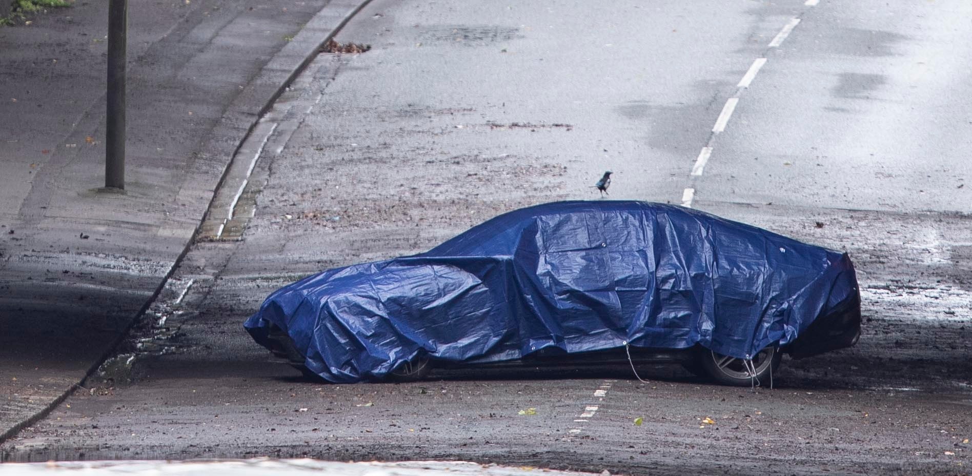 Zwei Menschen starben, nachdem sie auf einer überfluteten Straße in ihrem Auto eingeklemmt waren