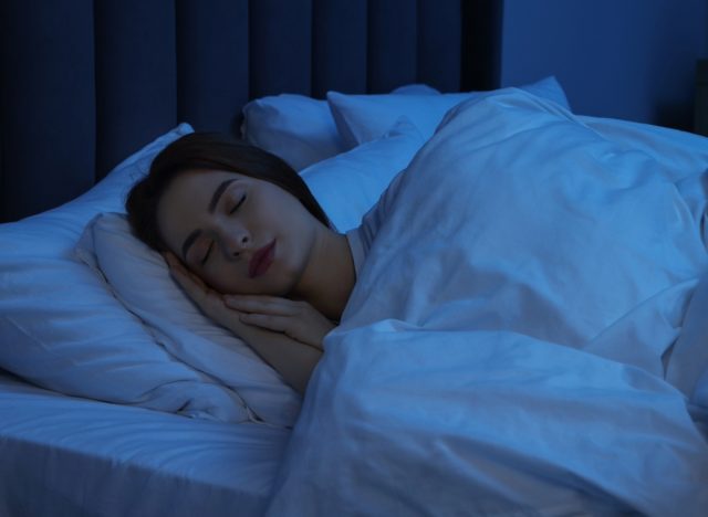 Frau schläft friedlich im Bett