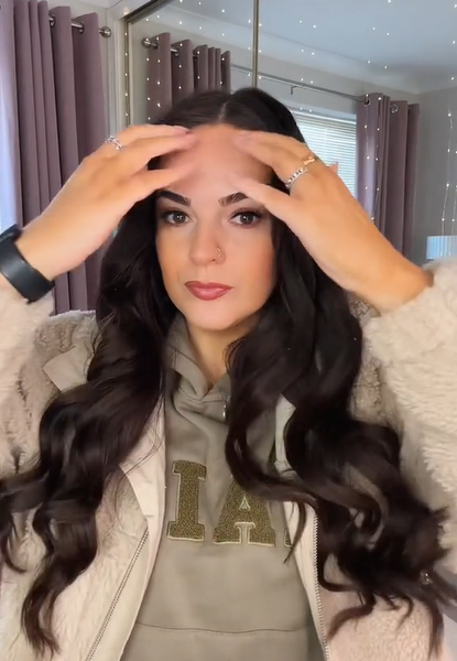 Emmas Follower waren von den Ergebnissen beeindruckt, als die Vloggerin über Nacht von „glatten“ Haaren zu federnden Locken überging