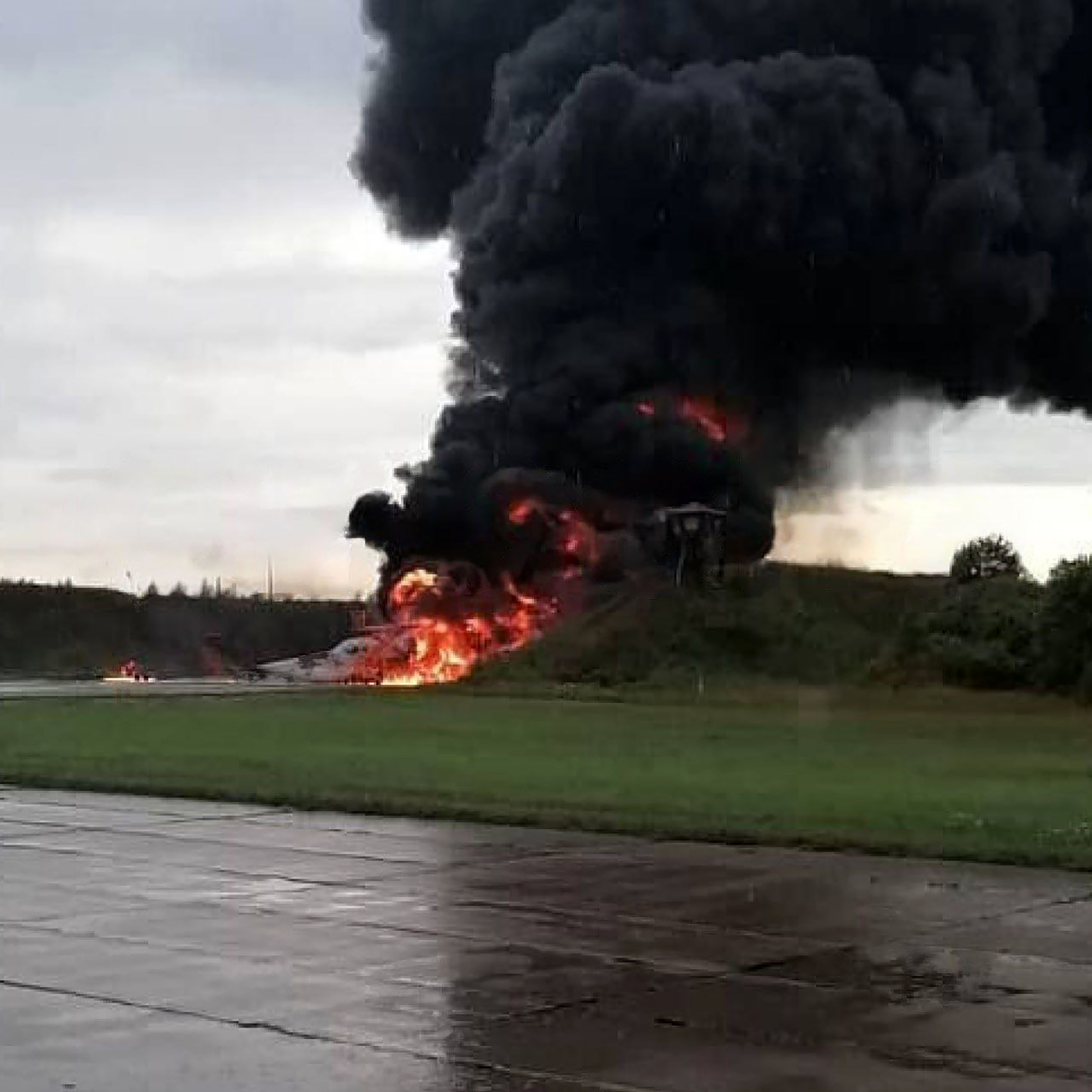 Der Bomber war nach einem ukrainischen Drohnenangriff auf einen Militärflugplatz in der Region Nischni Nowgorod in Flammen aufgegangen