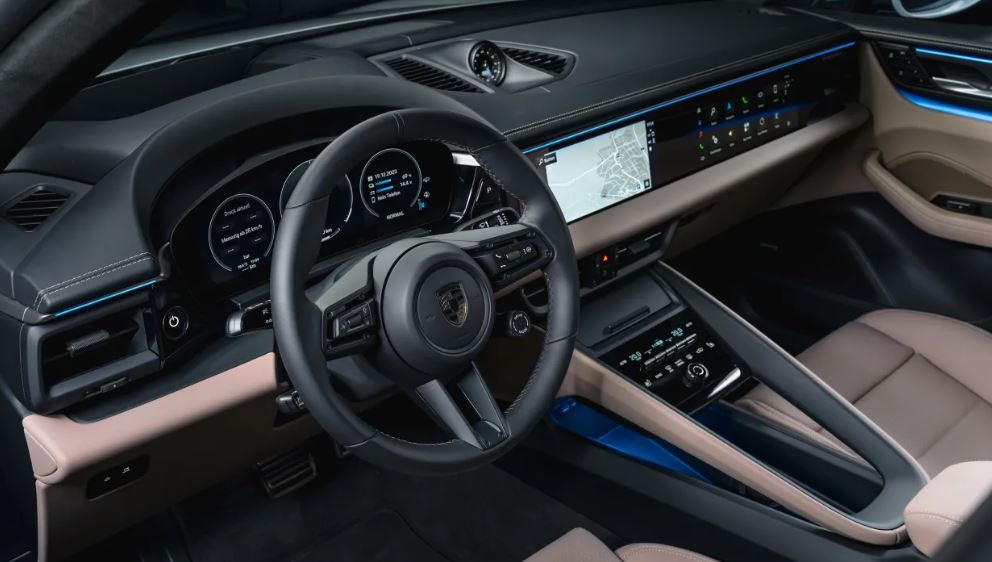 Jedes Auto verfügt über bis zu drei Bildschirme, darunter ein 10,9-Zoll-Touchscreen-Zentraldisplay