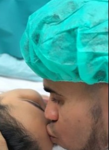 Luis küsst seine Frau während der Geburt auf die Stirn