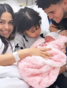 Die Familie schrieb neben den Schnappschüssen: „Jetzt sind wir Roma und Charlotte.“  Im Bild: Luis und seine Frau Geraldine Ponce mit ihren beiden Kindern