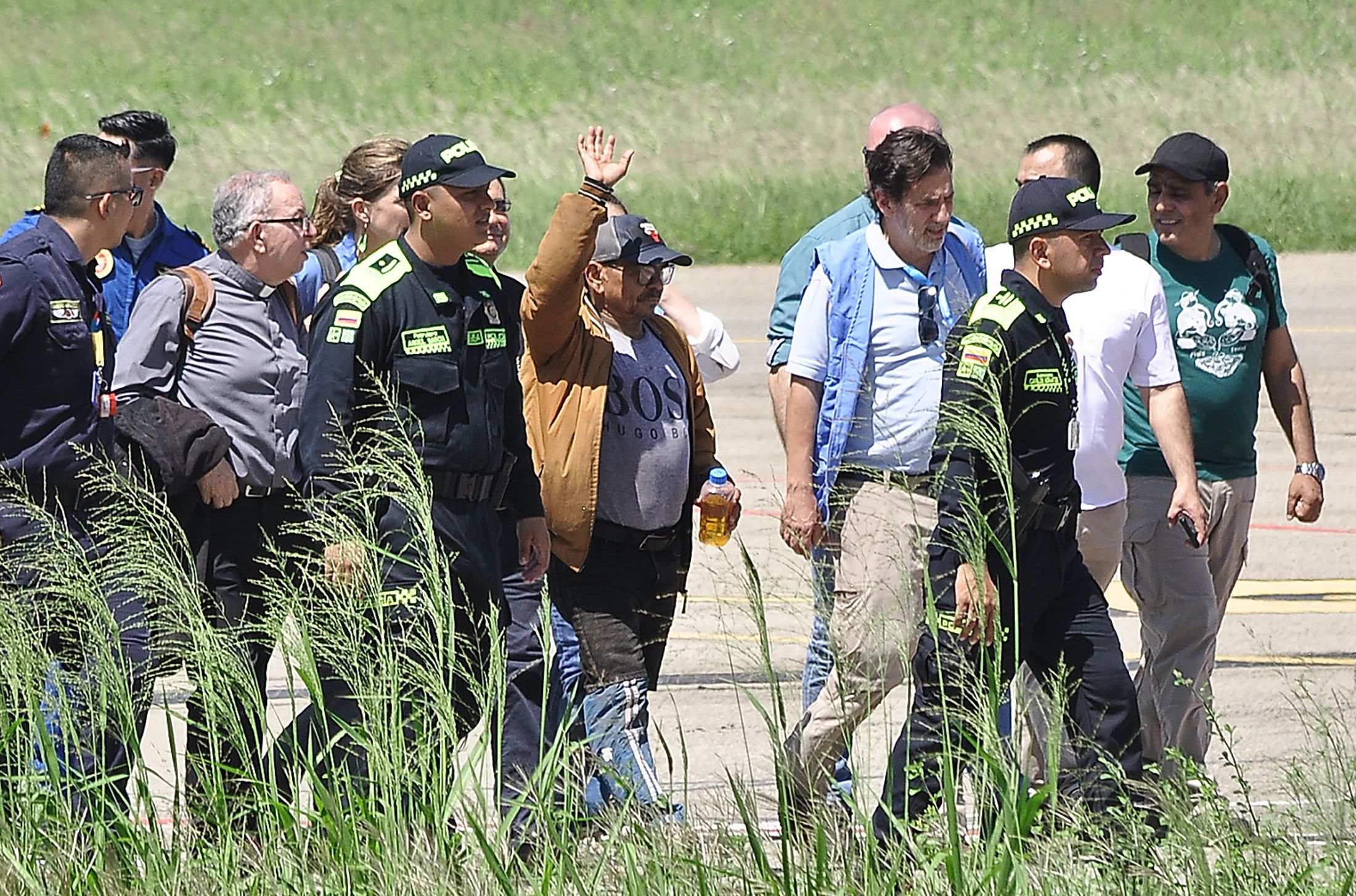 Luis Diaz‘ Vater winkt der Presse am Flughafen zu, nachdem er freigelassen wurde