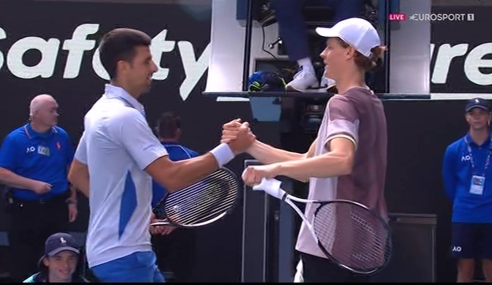 Djokovic nahm die Niederlage gnädig auf, als er Sinner am Netz traf, um ihm die Hand zu schütteln