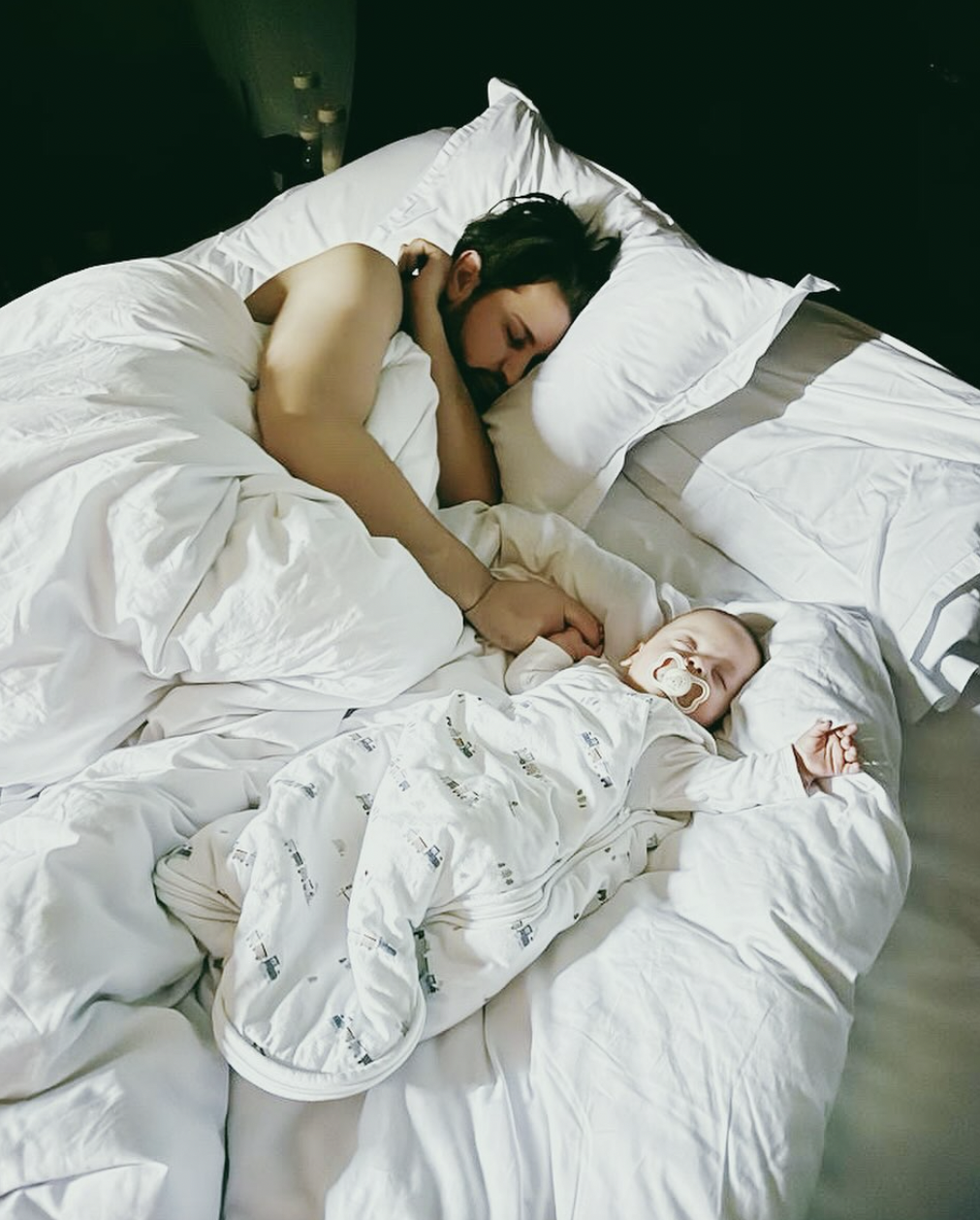 Ollie schläft mit Baby Apollo