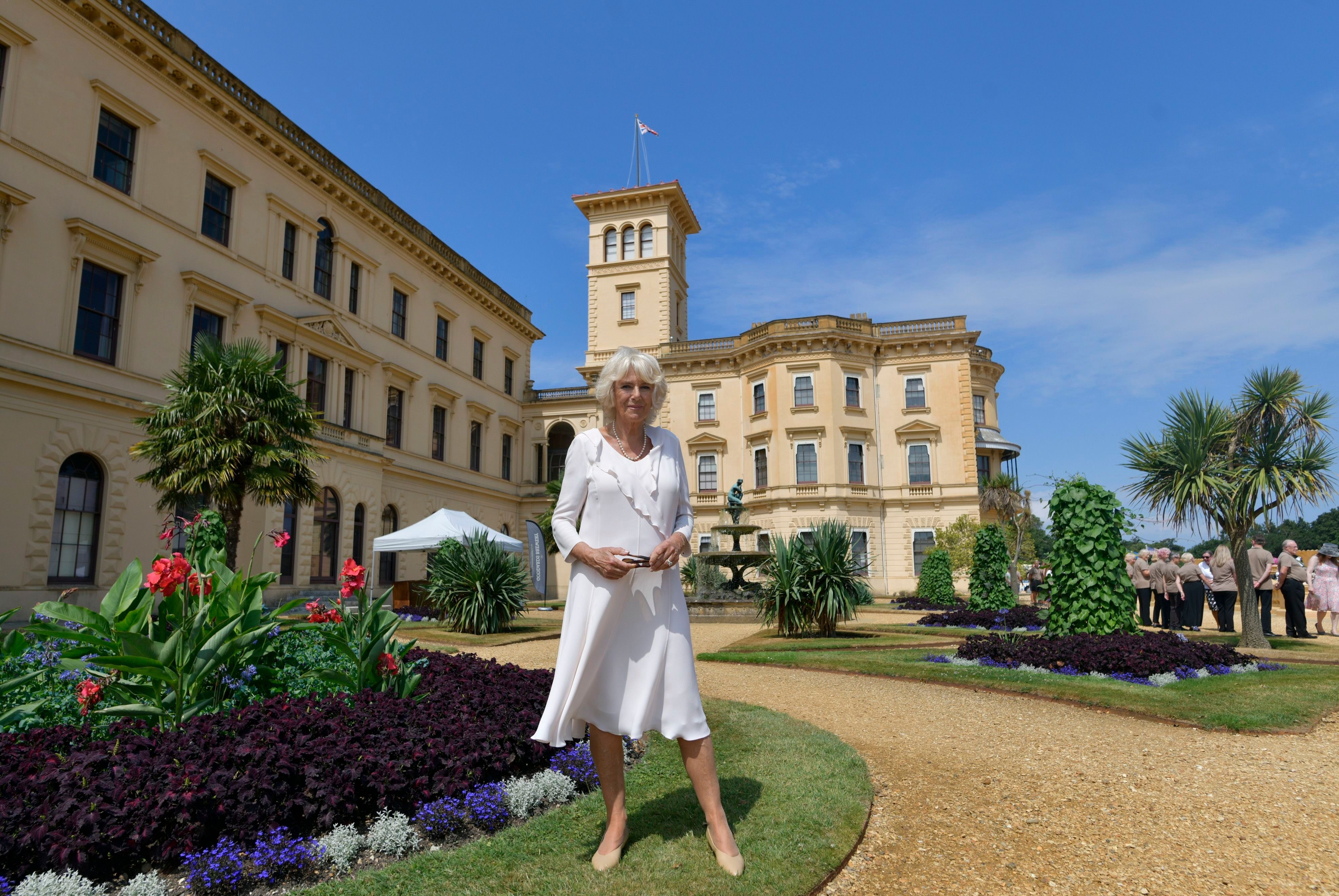 Königin Camilla vor dem Uhrturm im italienischen Stil bei einem Besuch im Jahr 2018