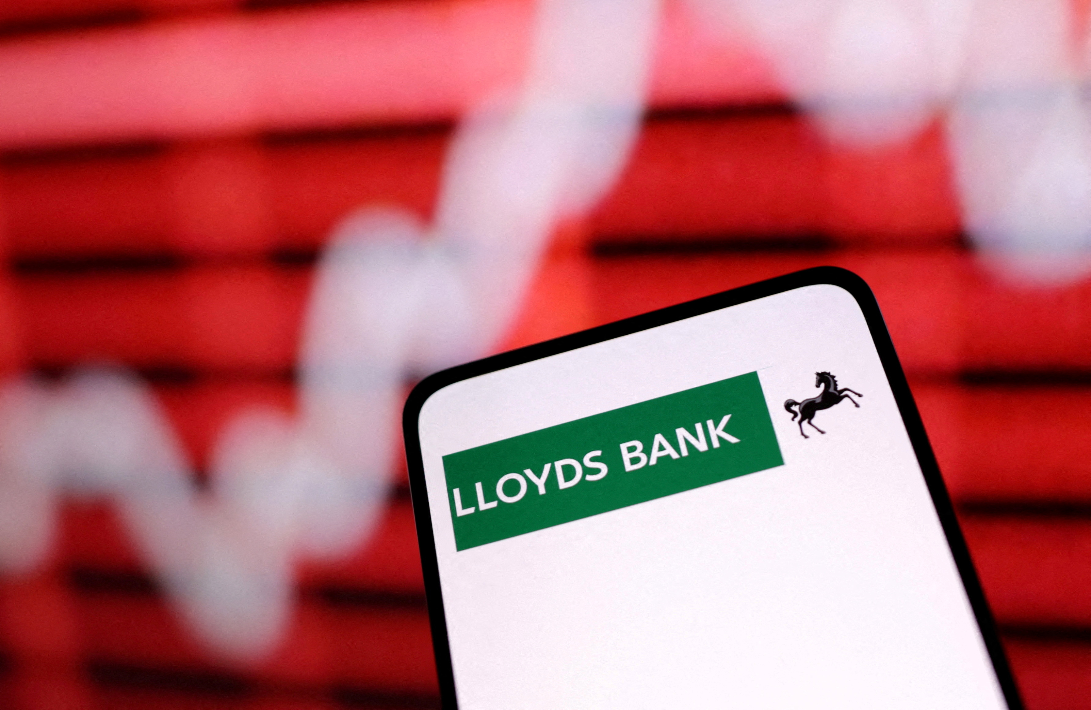 DATEIFOTO: Das Logo der Lloyds Bank und die Grafik mit steigenden Aktien sind in dieser Abbildung vom 12. März 2023 zu sehen. REUTERS/Dado Ruvic/Illustration/Archivfoto
