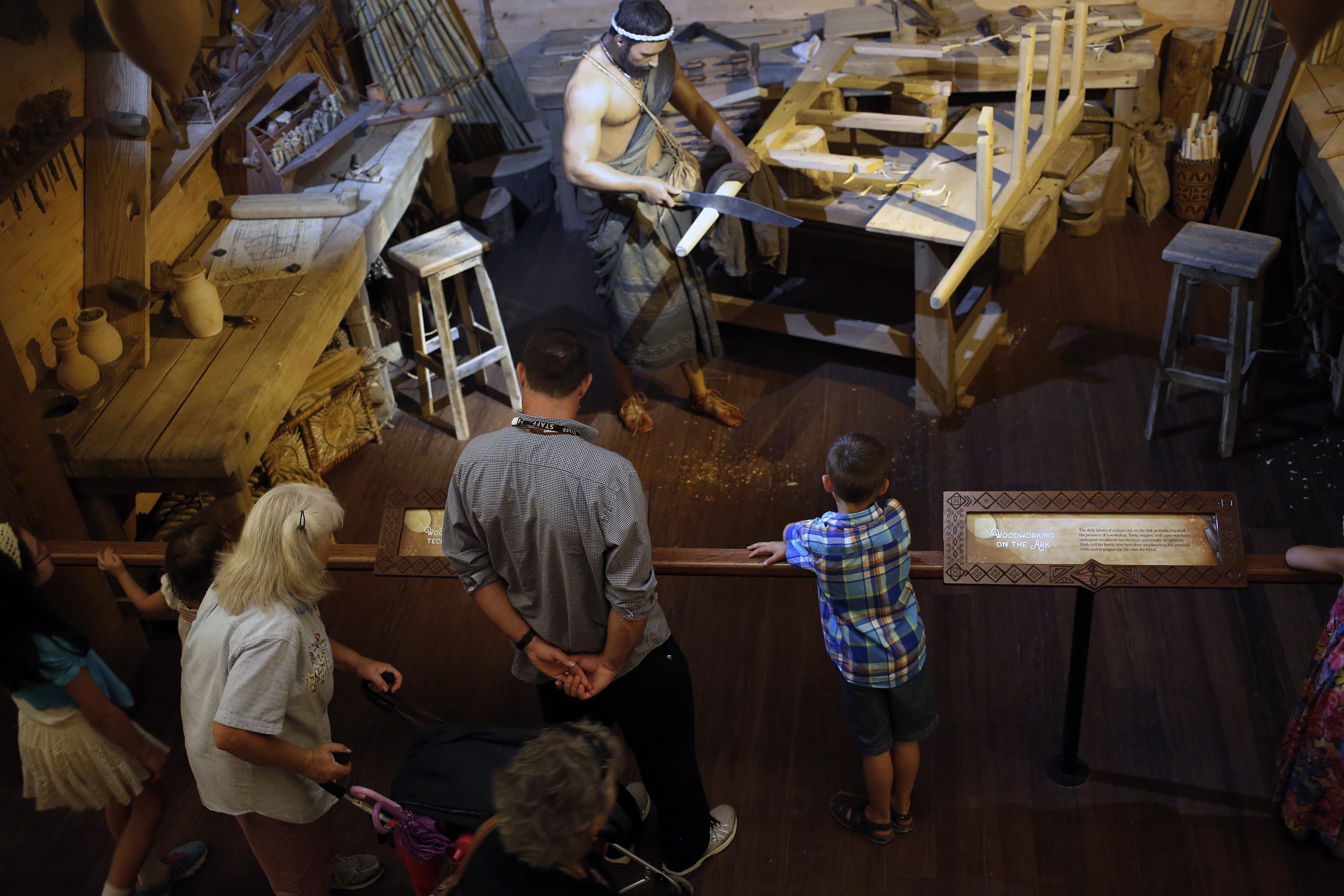 Eine Familie besichtigt eine Ausstellung im Inneren der Nachbildung der Arche Noah