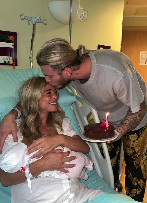 Der Fußballer brachte Diletta einen Kuchen an ihr Krankenhausbett, als sie an ihrem eigenen Geburtstag ihr erstes Kind zur Welt brachte
