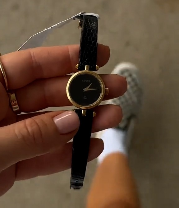 Sie zeigte eine Gucci-Uhr mit Goldrand, die sie gefunden hatte