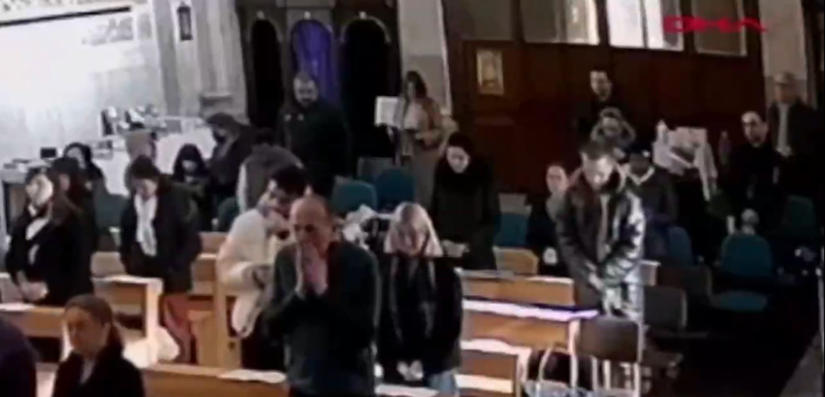 Sicherheitsaufnahmen aus dem Inneren der Kirche zeigen Menschen, die am Sonntagsgottesdienst teilnehmen