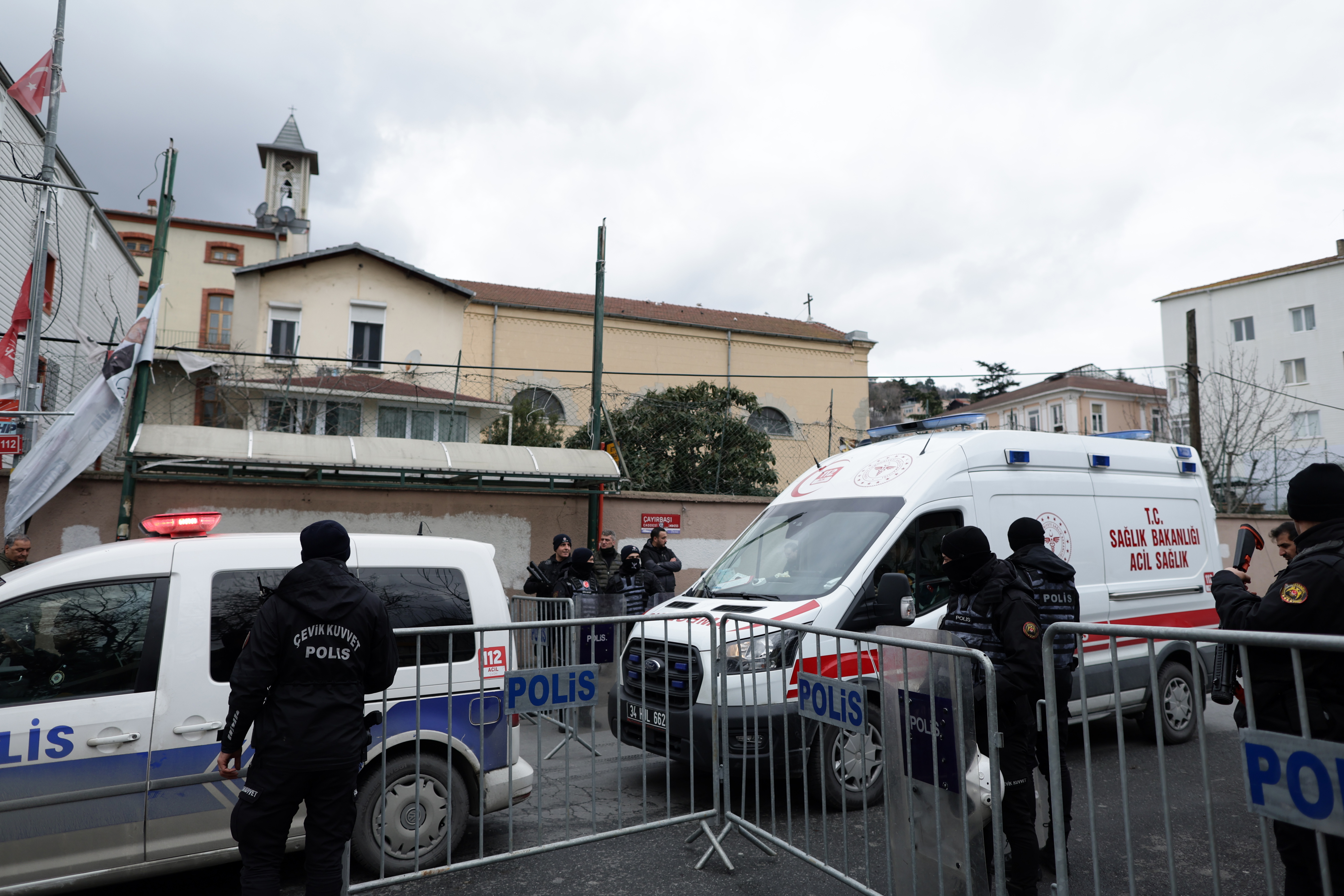 Türkische Polizeikräfte sperren das Gelände neben der Kirche Santa Maria ab