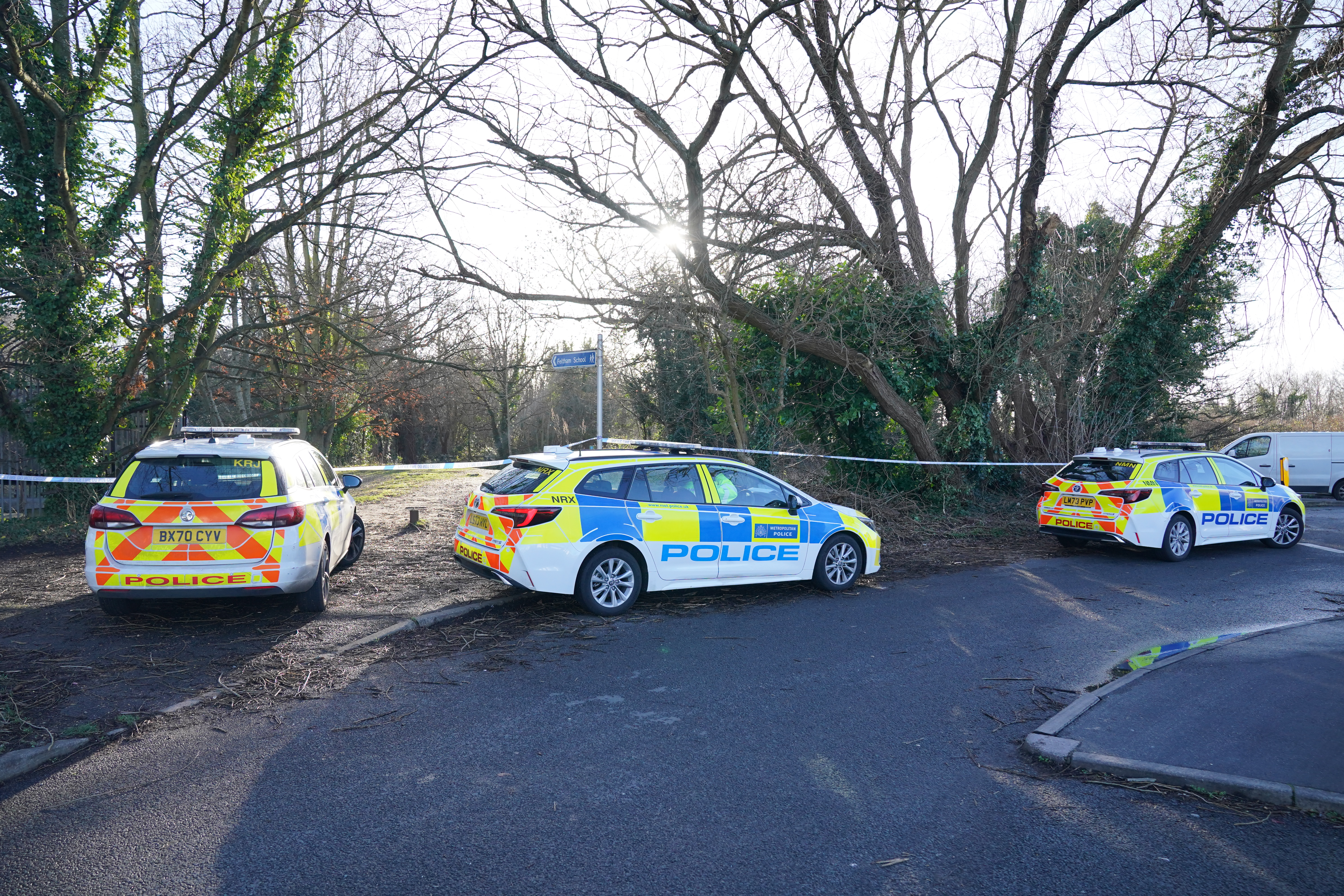 Zuvor hatte die Polizei das Gebiet am Hanworth Park in Feltham abgesperrt