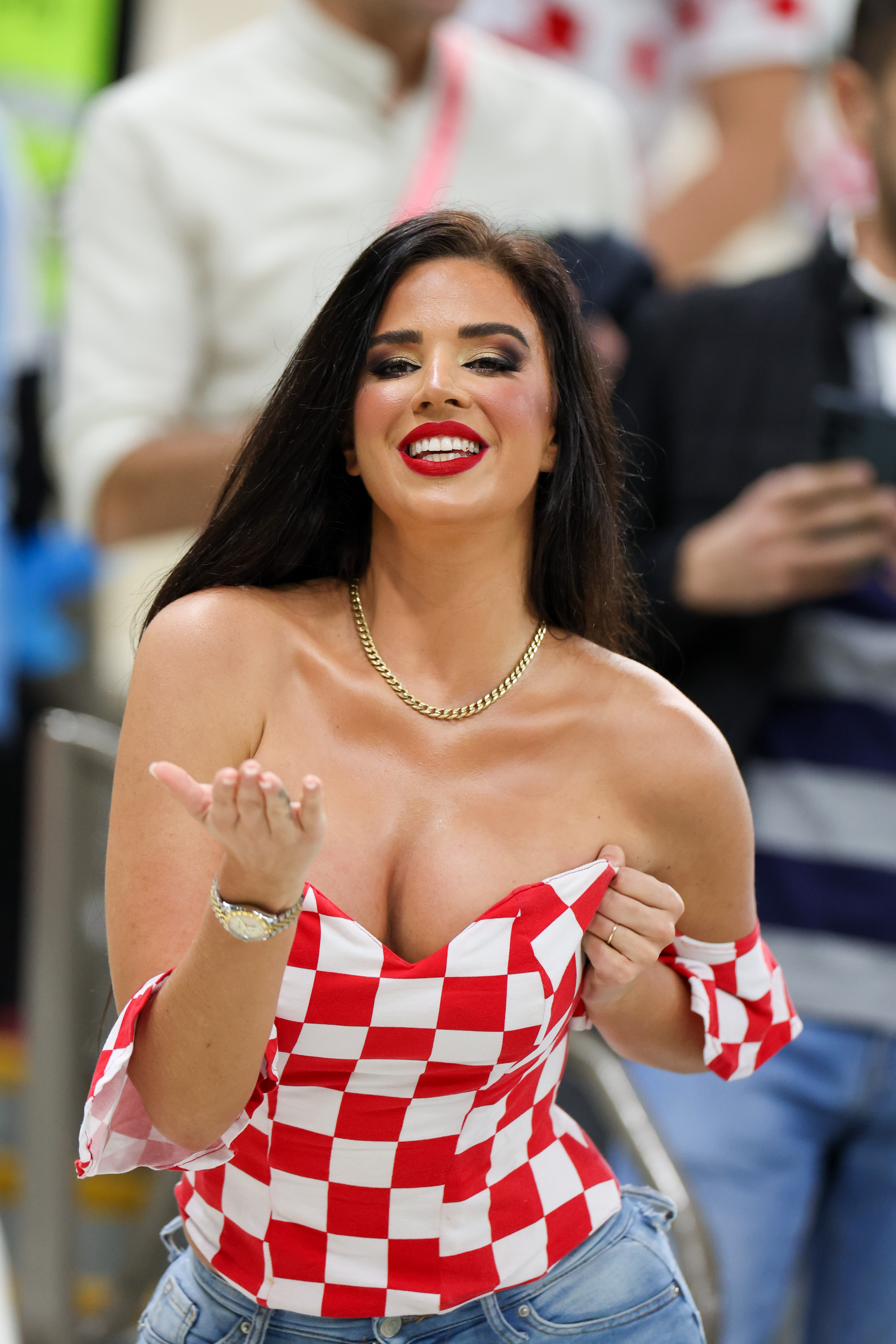 Die Schönheit begeisterte bei jedem Spiel in von Kroatien inspirierten Outfits
