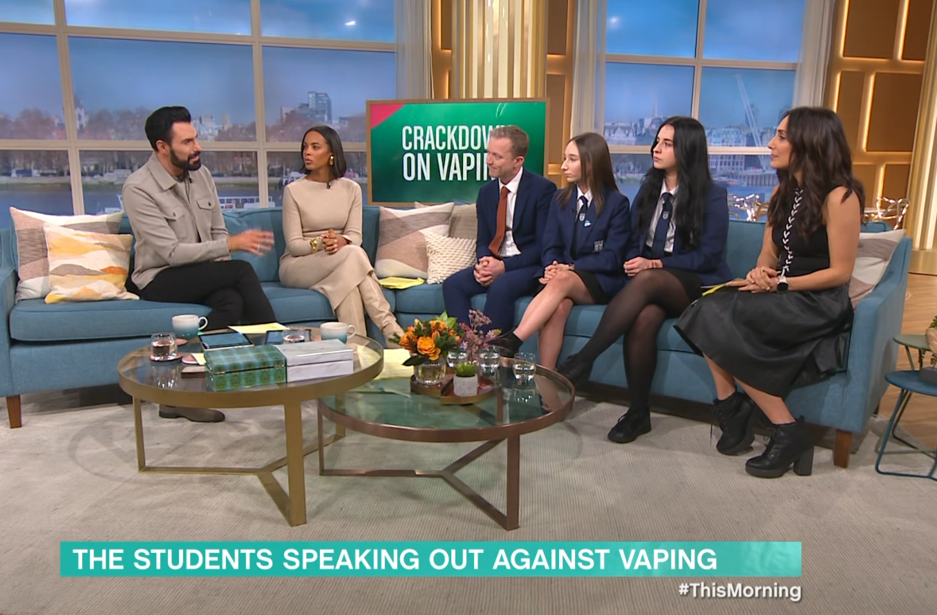 Das Paar eröffnete die Show mit einem Beitrag zum Thema E-Zigaretten