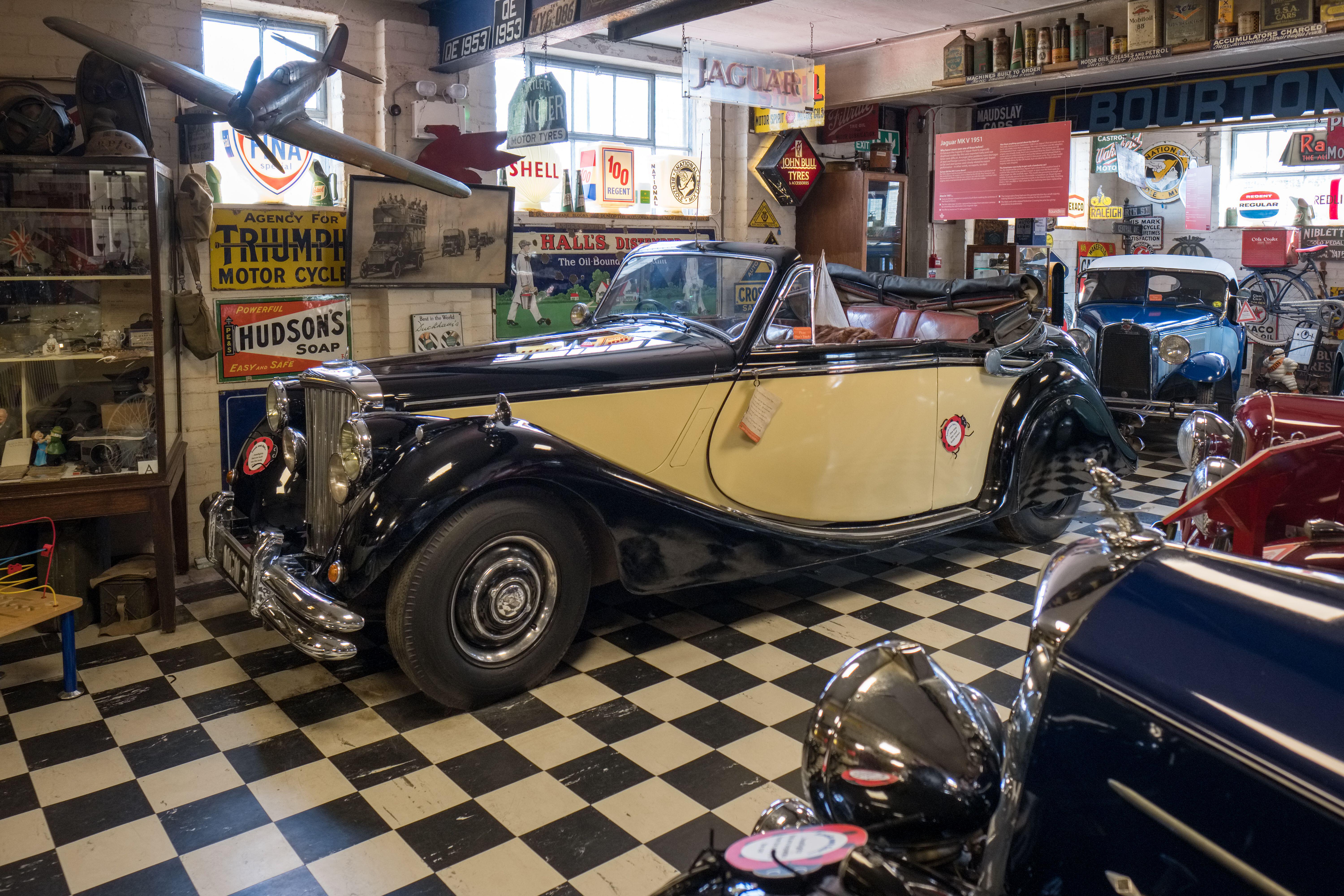 Das Museum beherbergt über 50 klassische Autos und Motorräder