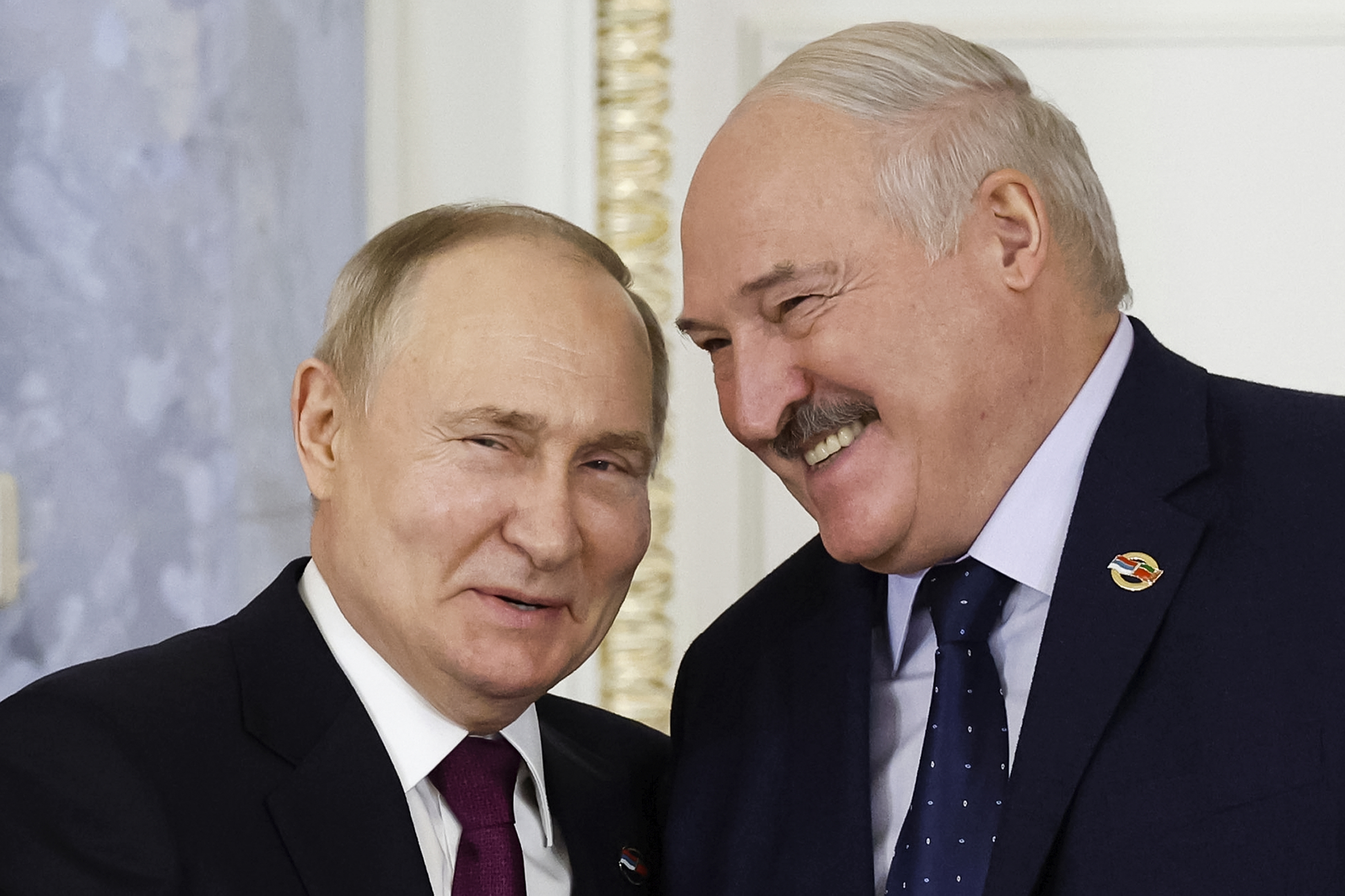 Putin lacht mit dem weißrussischen Präsidenten Alexander Lukaschenko nach ihrem Treffen über die beiden Länder und ihr starkes Bündnis