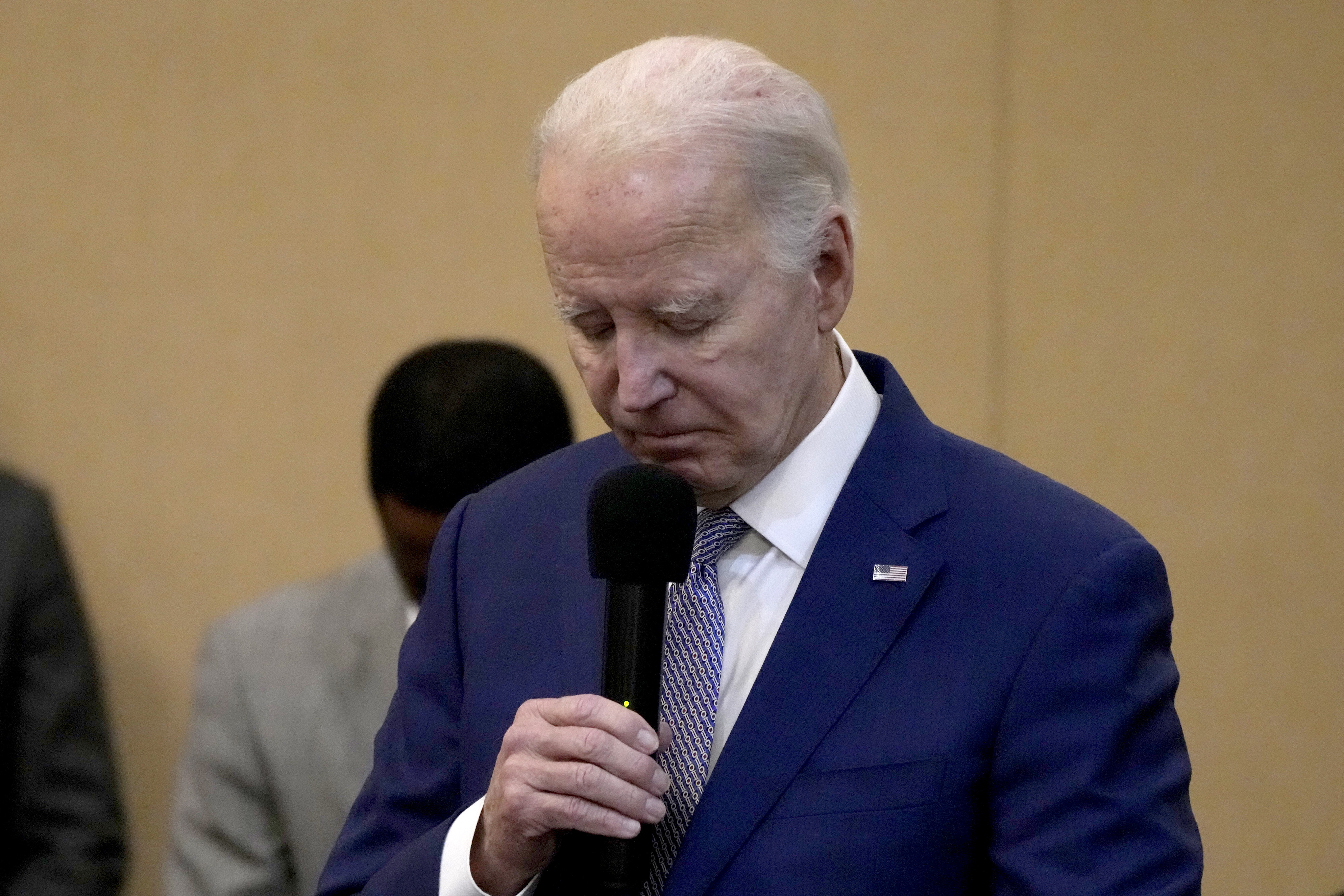 Joe Biden senkt in einer Schweigeminute den Kopf für die drei getöteten amerikanischen Soldaten