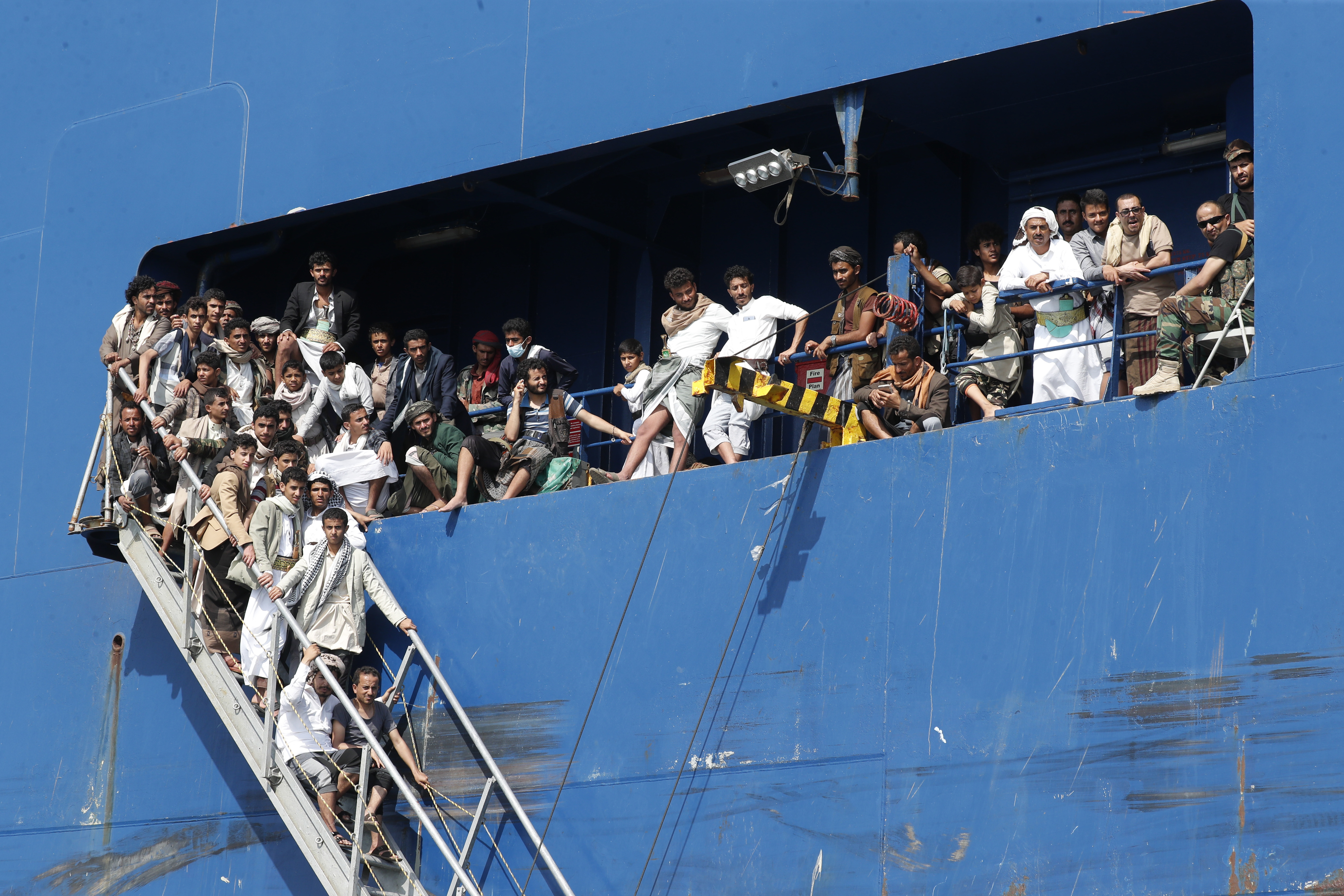 Riesige Gruppen rein männlicher Touristen werden fröhlich an Bord des gekaperten Tankers gesehen
