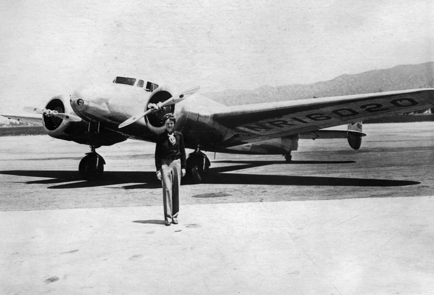 Earhart und ihr Navigator Fred Noon hatten geplant, auf Howland Island zu landen, um während ihrer Weltreise aufzutanken, aber sie schafften es nie
