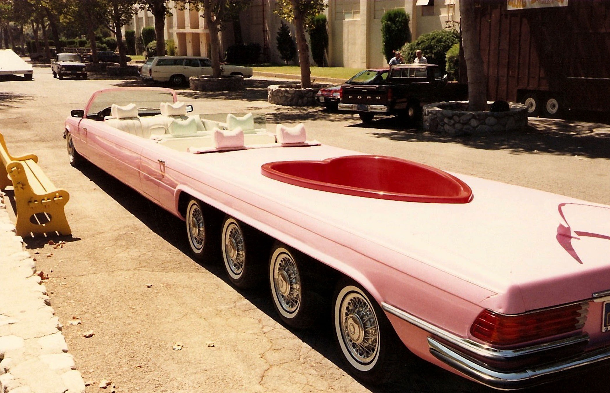 Eine wunderschöne rosa Mega-Limousine