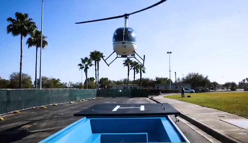Ein Hubschrauber landet auf der Limousine