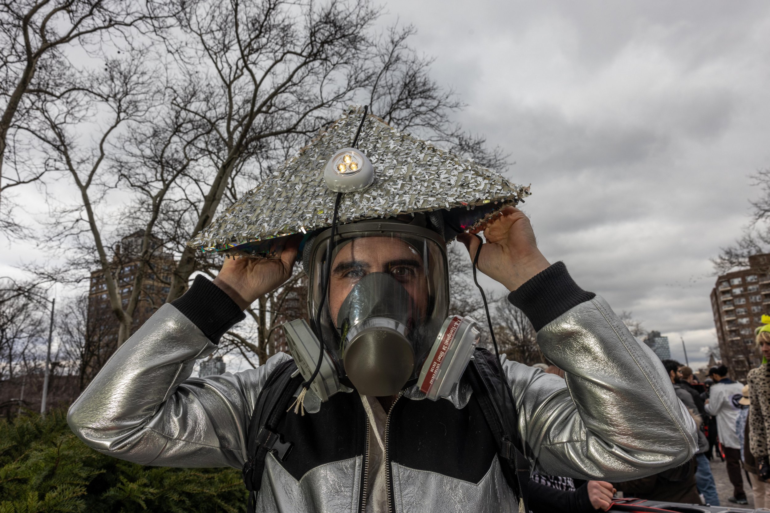 Ein Teilnehmer setzte eine Gasmaske auf, um auf die Straße zu gehen
