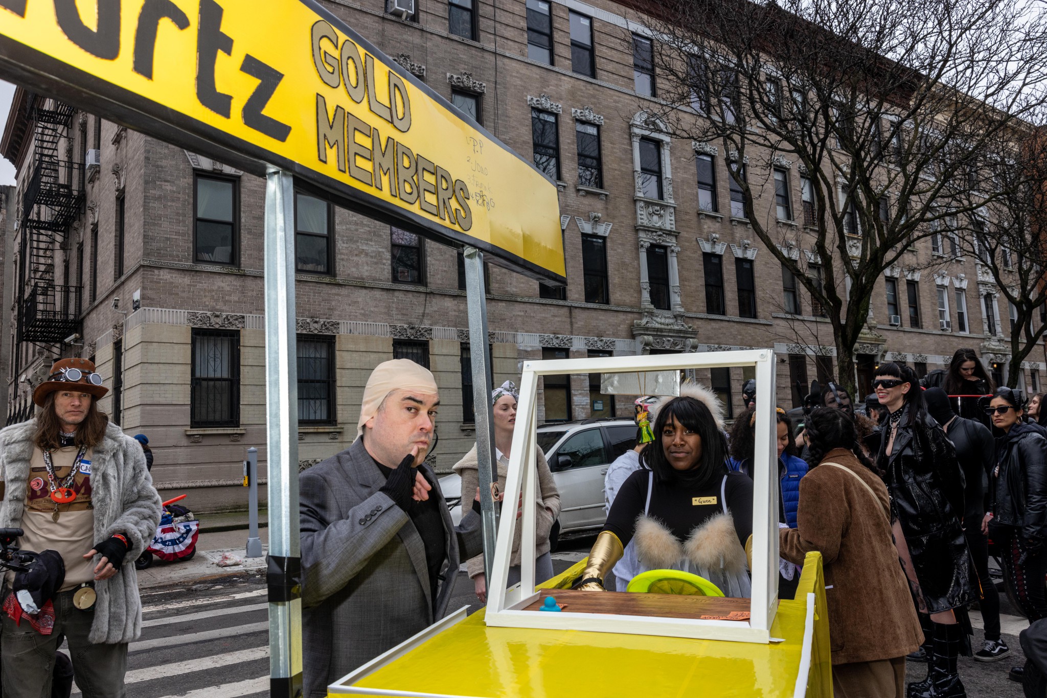 Einkaufswagen wurden aufwendig dekoriert, während Teams darin durch New York City rasten