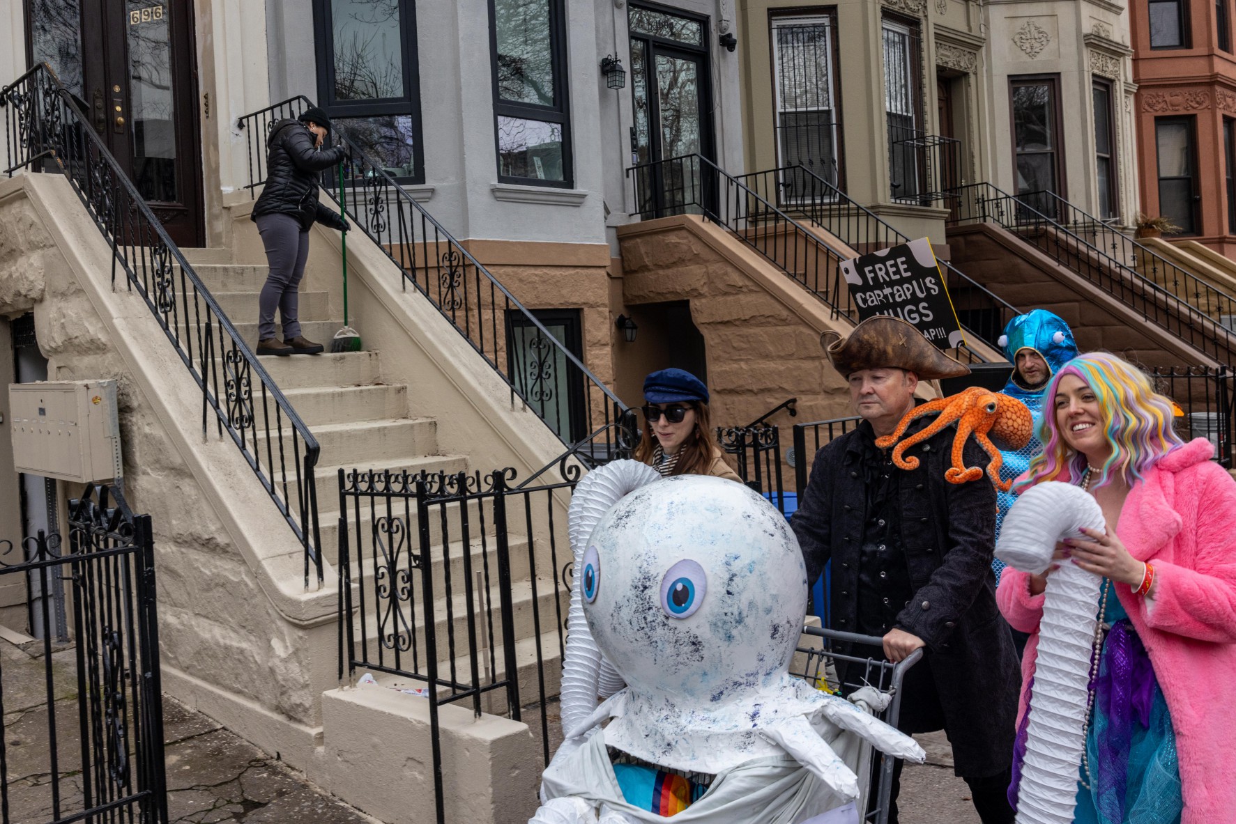 Idiotarod-Teilnehmer gingen am Wochenende in aufwendigen Kostümen durch die Straßen von New York